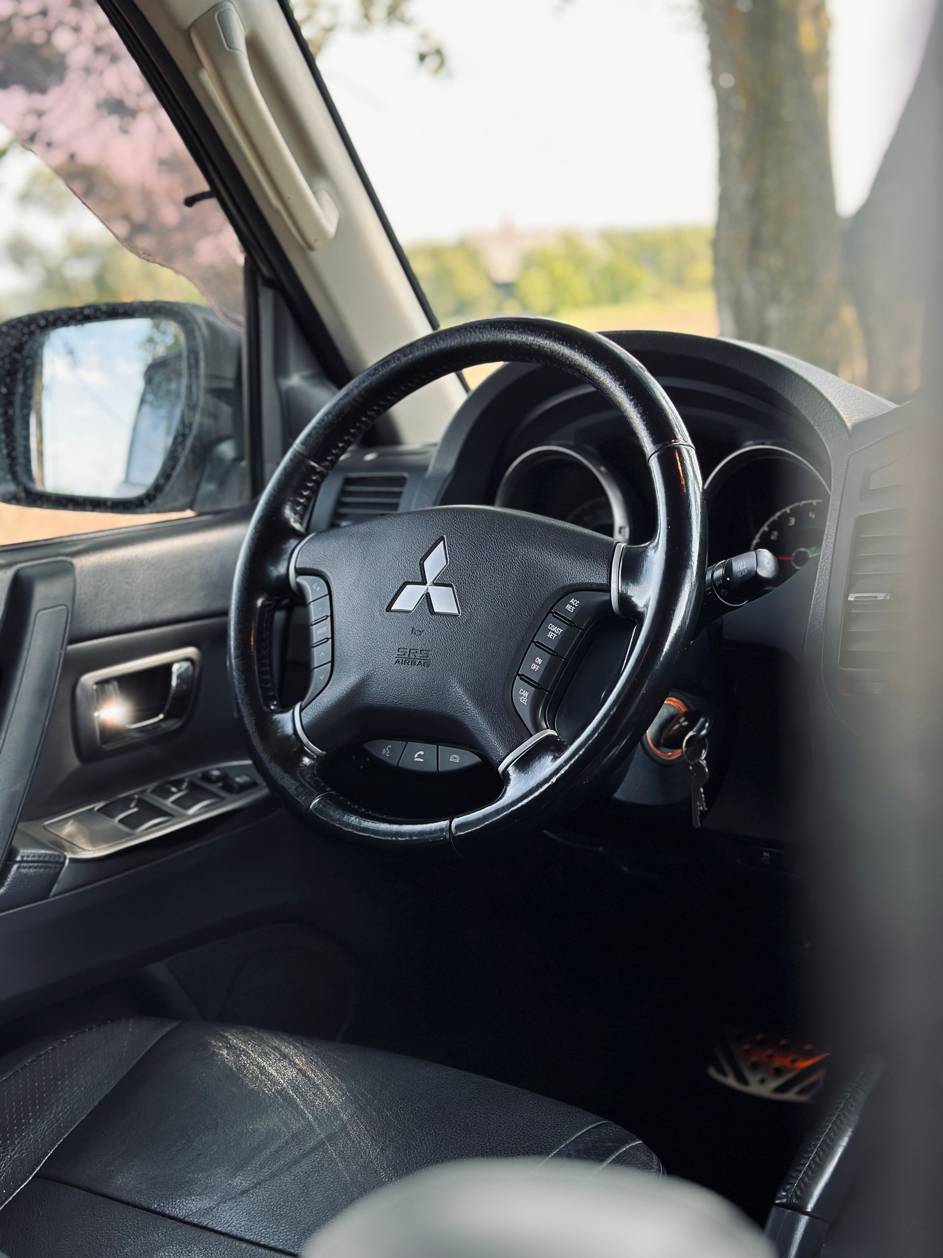 Tuvplāns ar stūri automašīnā