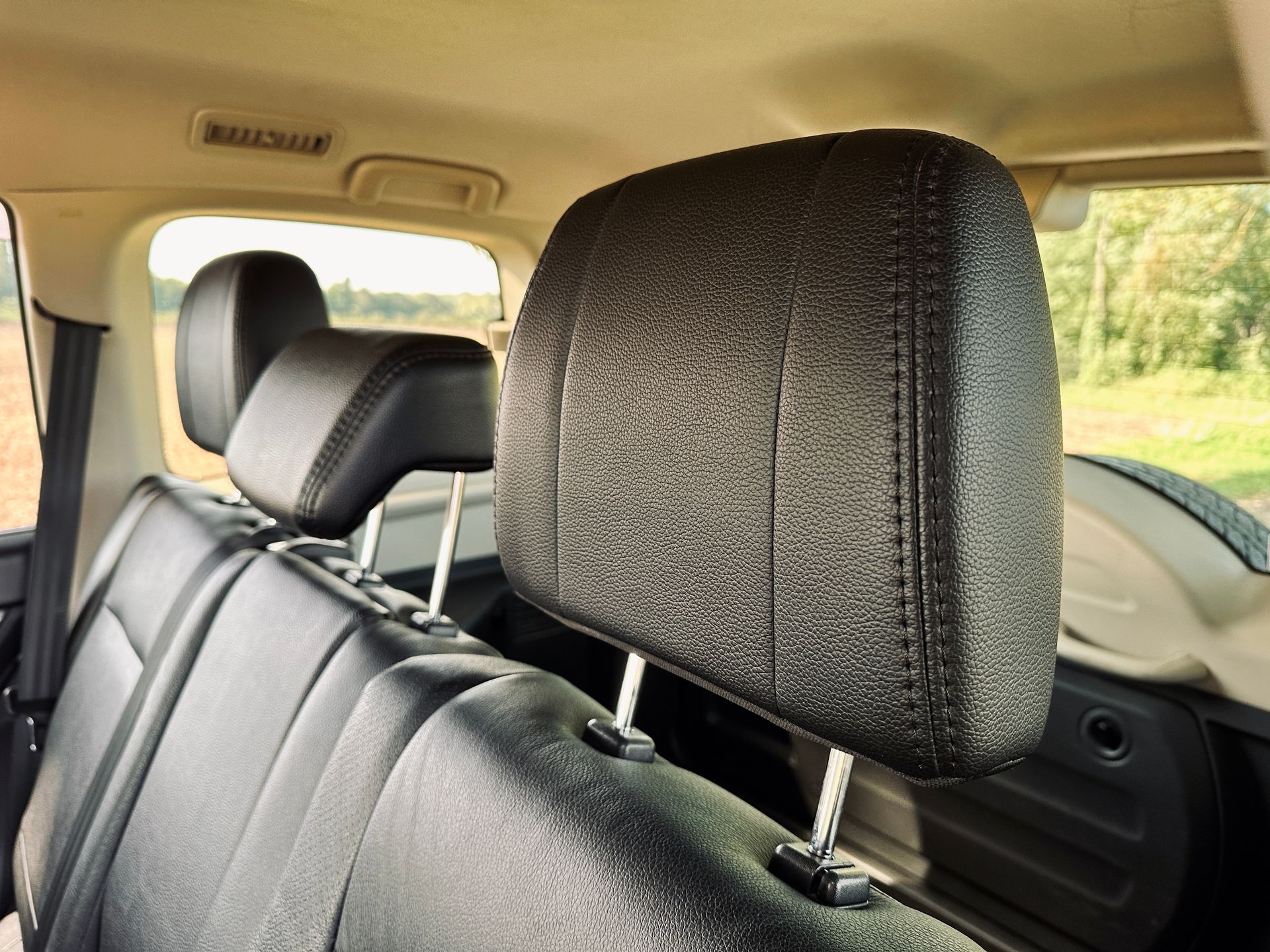 Tuvplāns galvas balstam automašīnas aizmugurējā sēdeklī