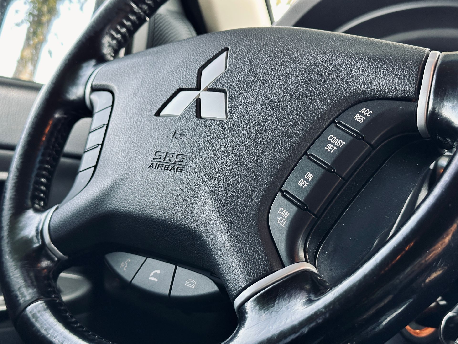 Tuvplāns no mitsubishi automašīnas stūres