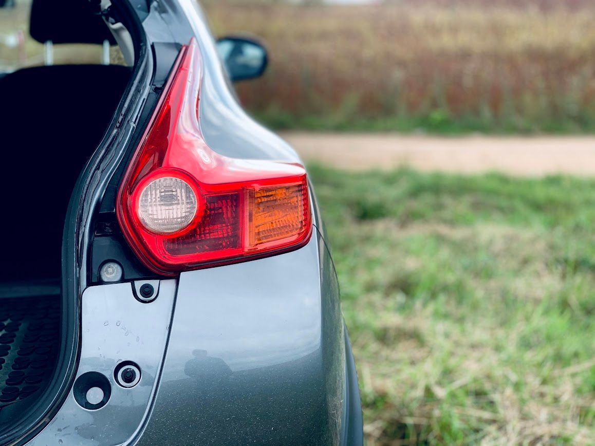 Tuvplāns automašīnas aizmugurējam lukturim ar atvērtu bagāžnieku.