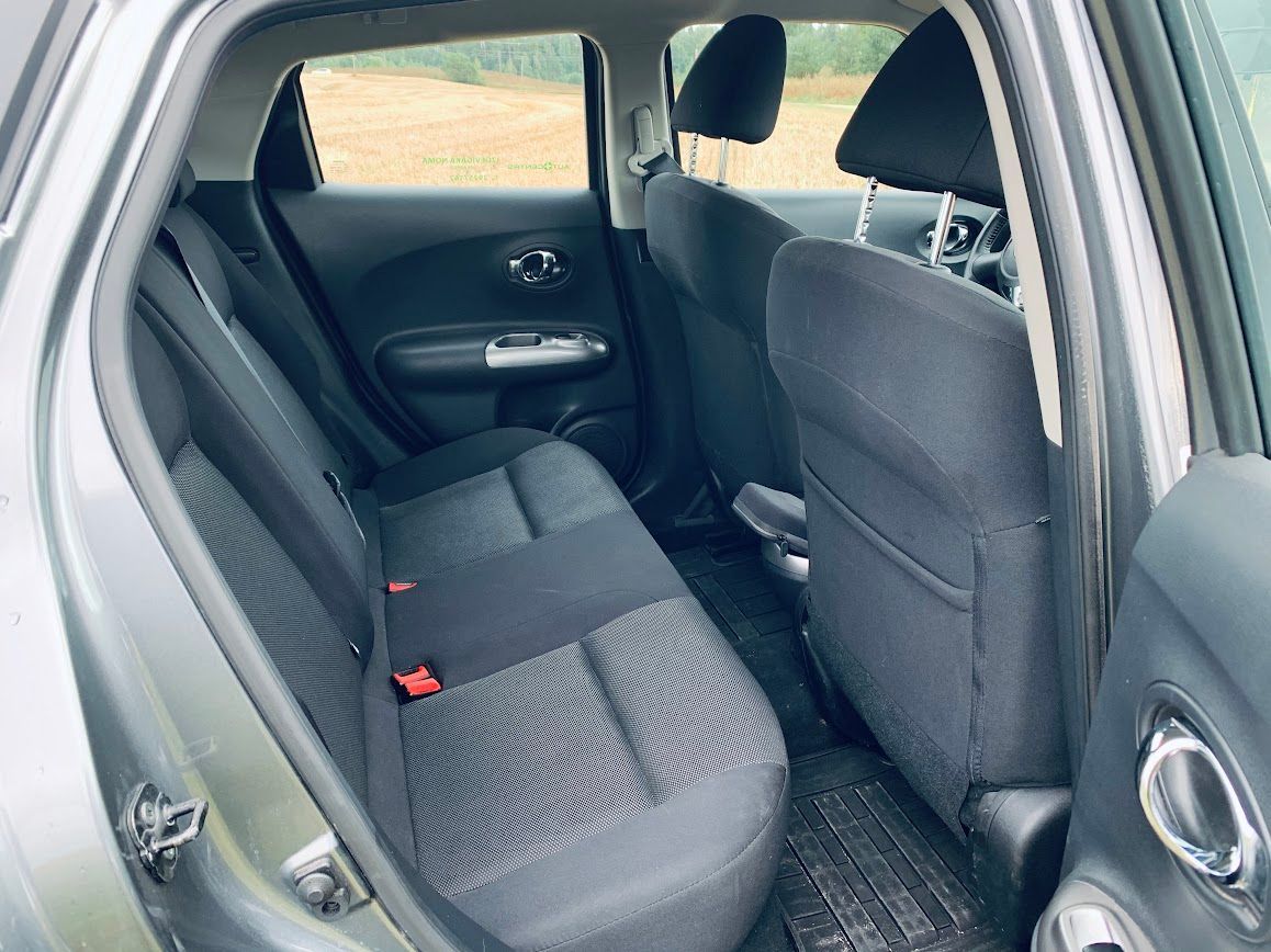 Nissan juke aizmugurējais sēdeklis ir parādīts ar atvērtām durvīm.