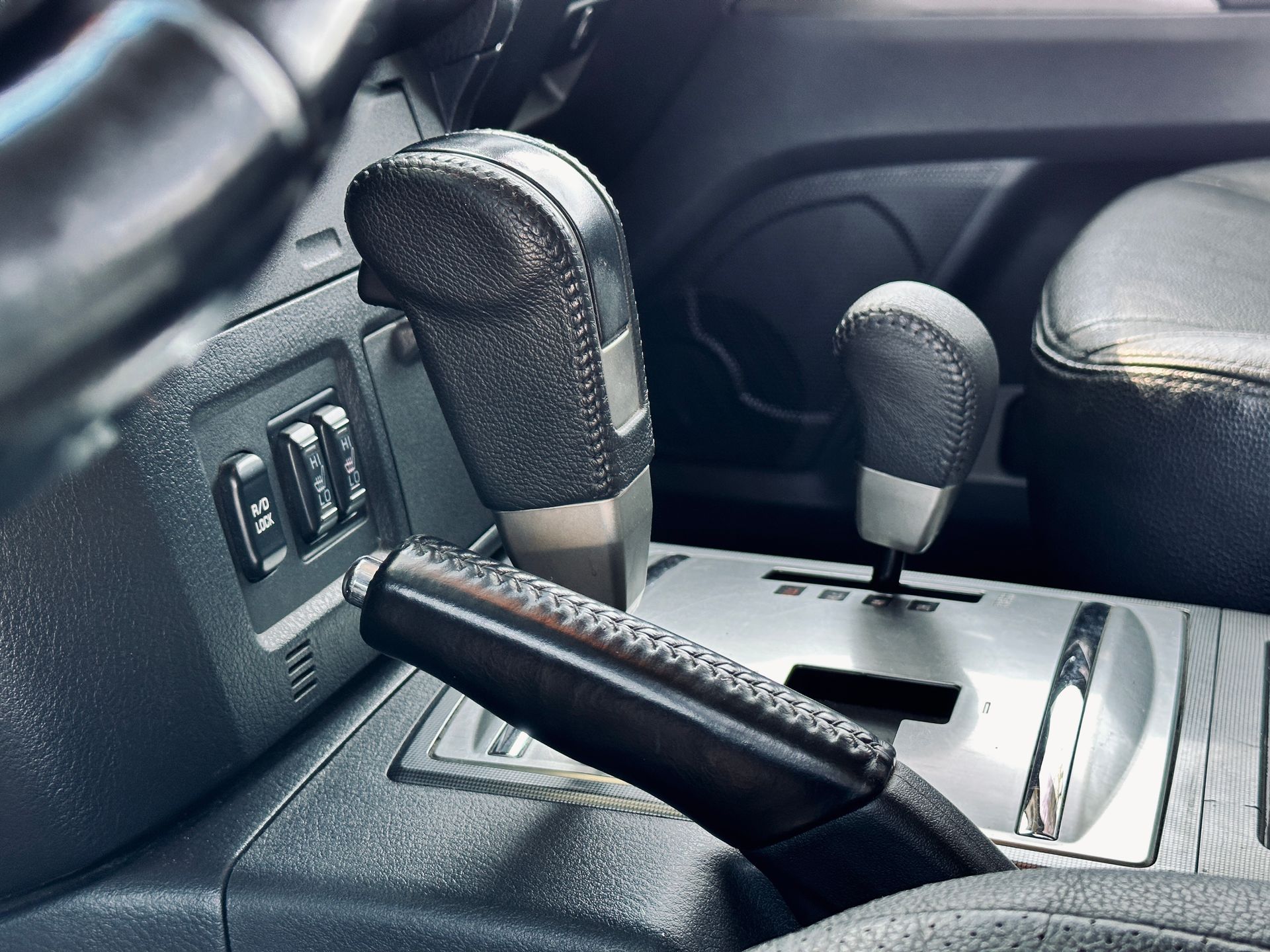 Tuvplāns ar automašīnas pārnesumkārbu un rokas bremzi