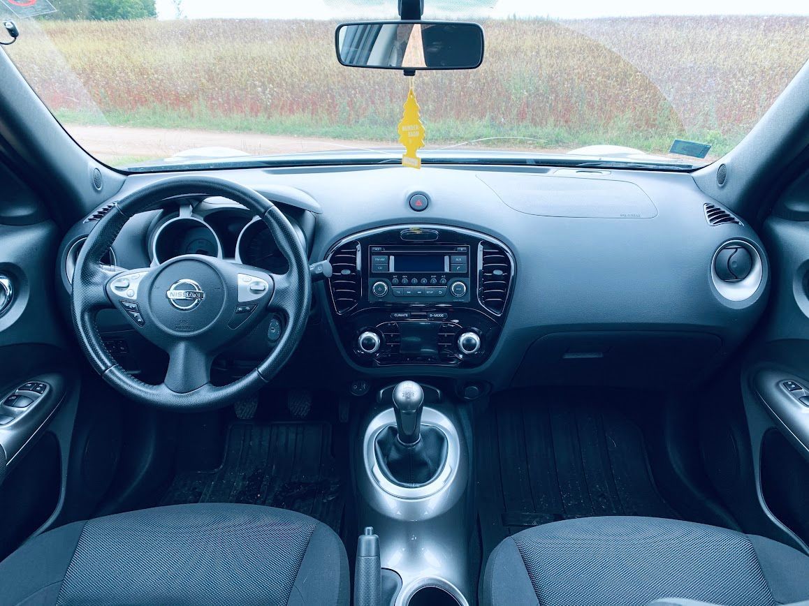 Automašīnas salons ar stūri un atpakaļskata spoguli.