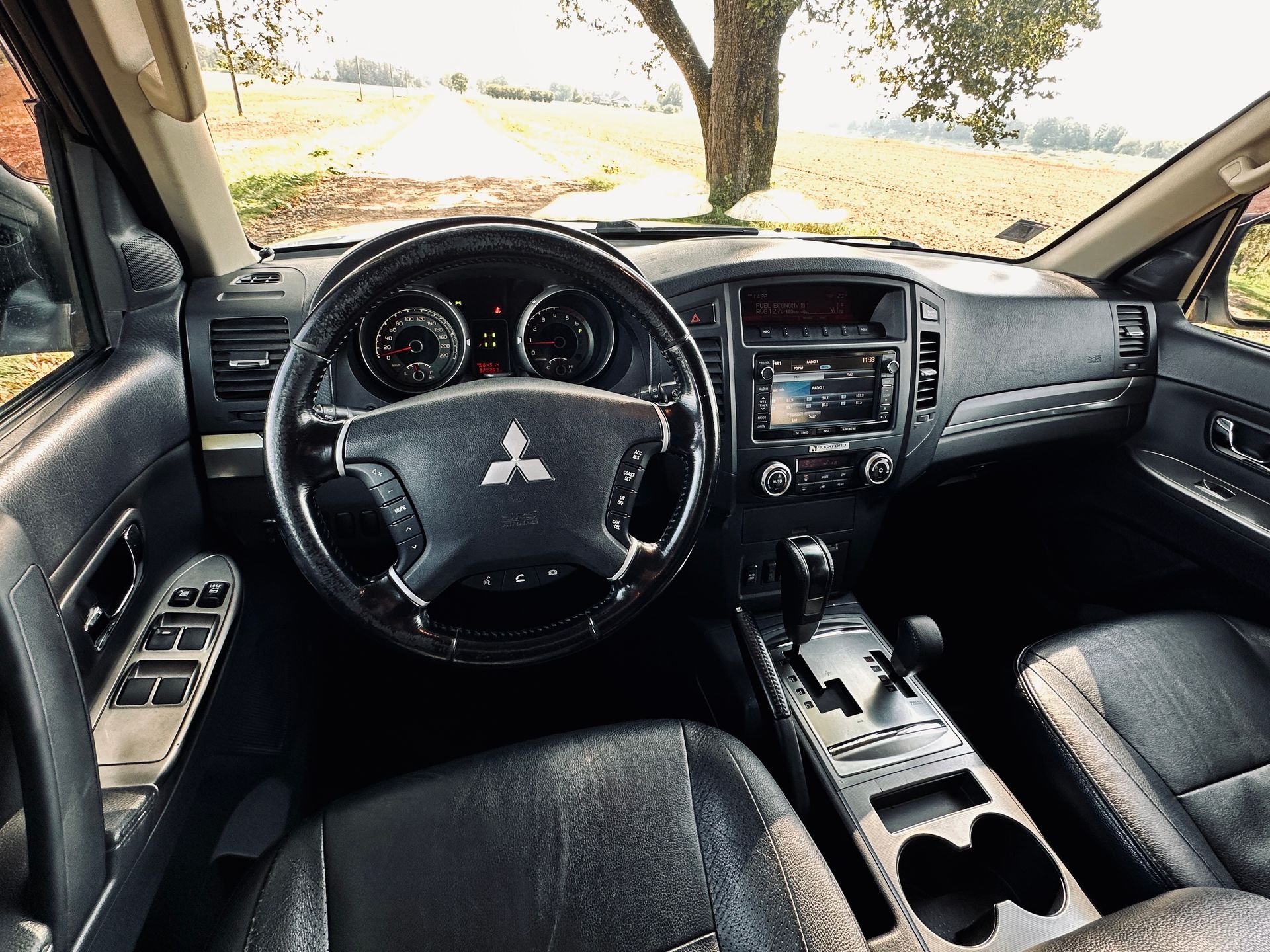 Mitsubishi pajero interjers ar stūri un instrumentu paneli.