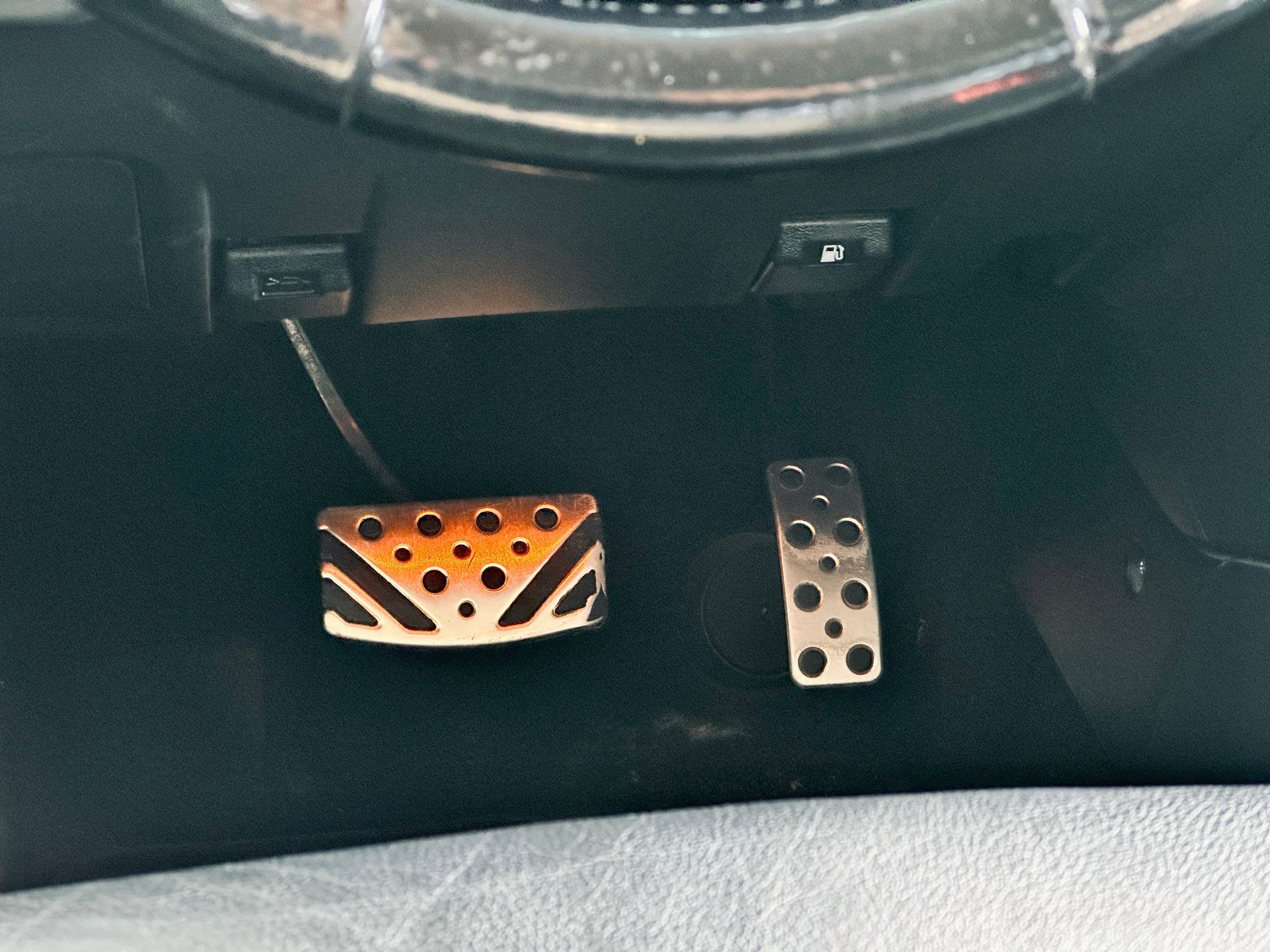 Automašīnas bremžu pedāļa tuvplāns