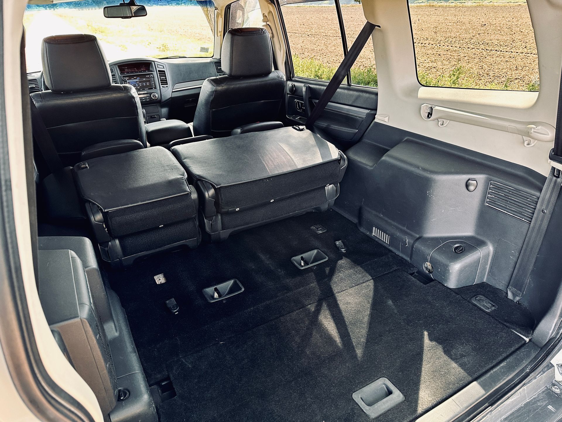 Automašīnas aizmugure ar nolaistiem sēdekļiem