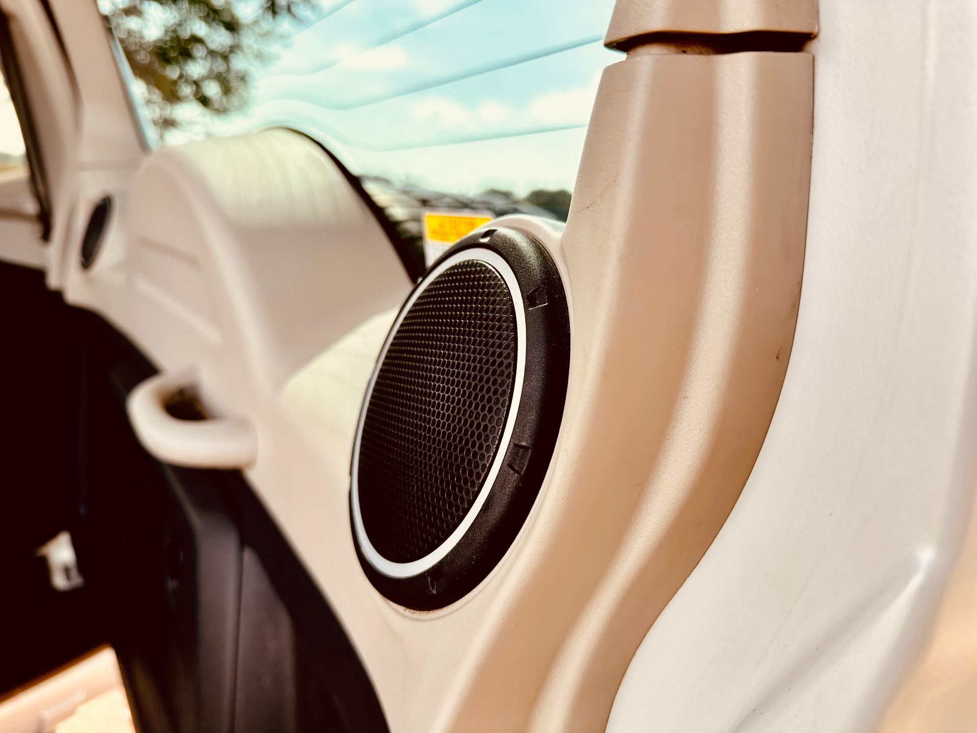 Tuvplāns skaļrunim automašīnas sānos