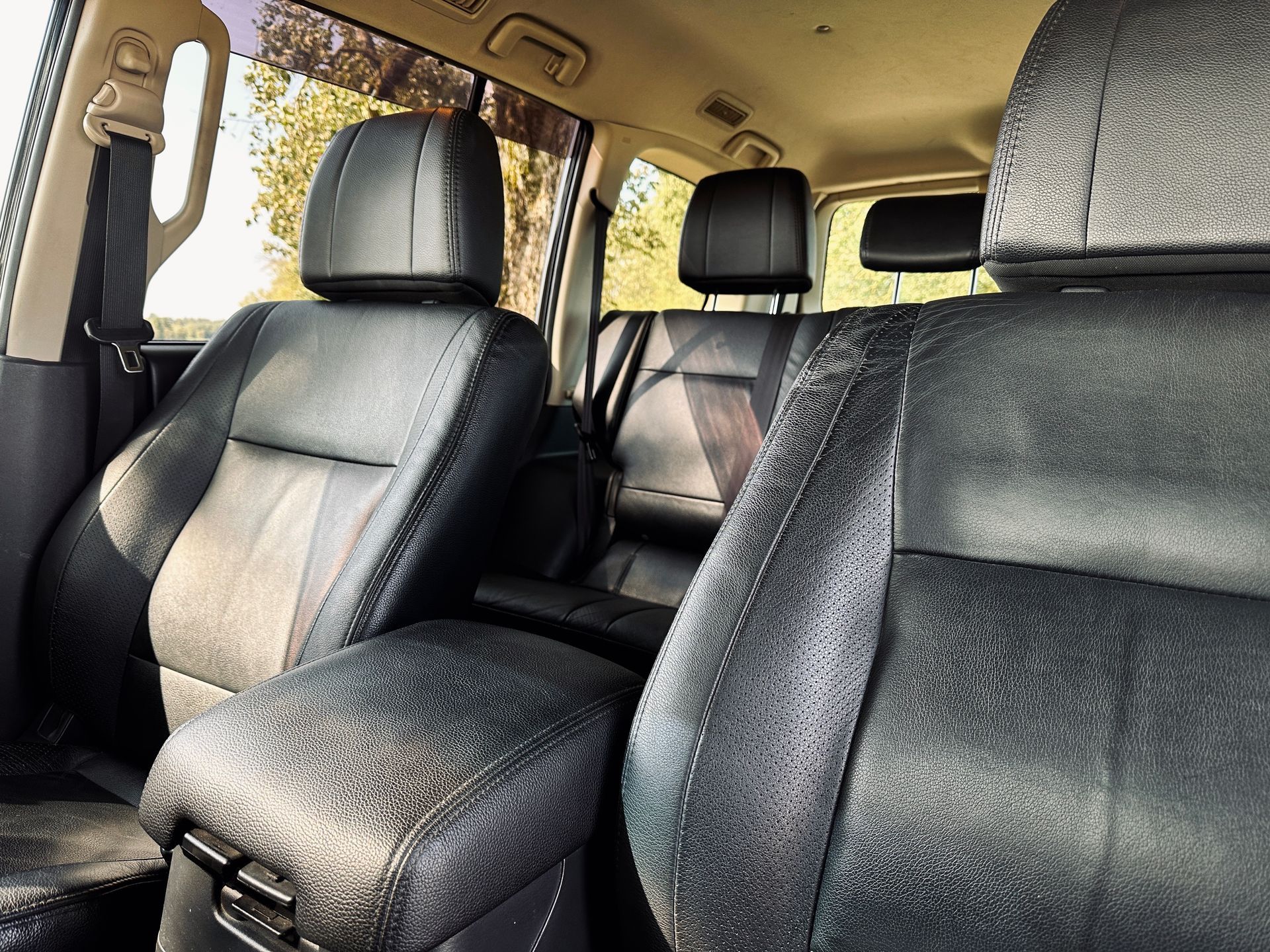 Automašīnas iekšpuse ar melniem ādas sēdekļiem