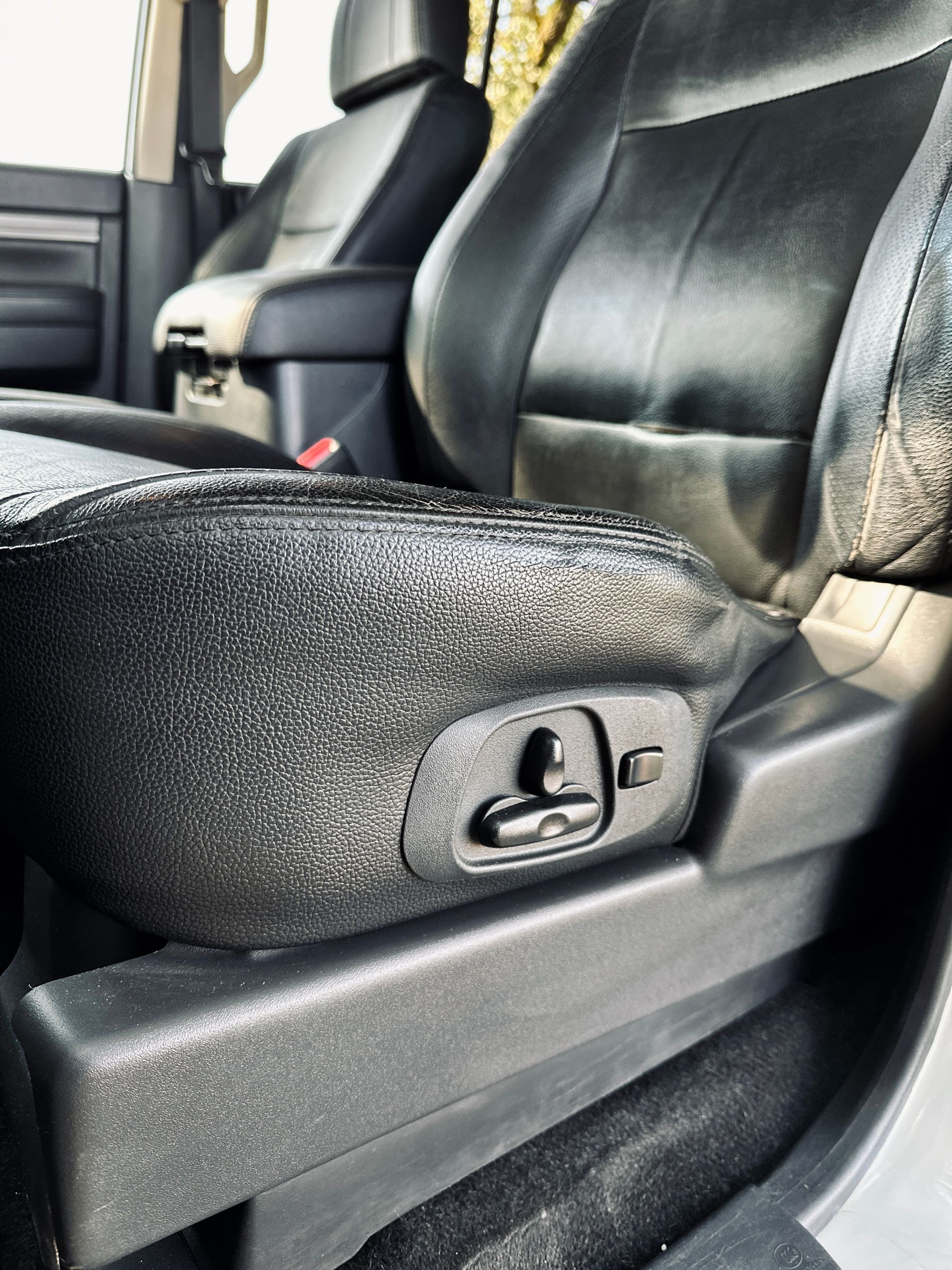 Tuvplāns no automašīnas sēdekļa ar pogu uz tā