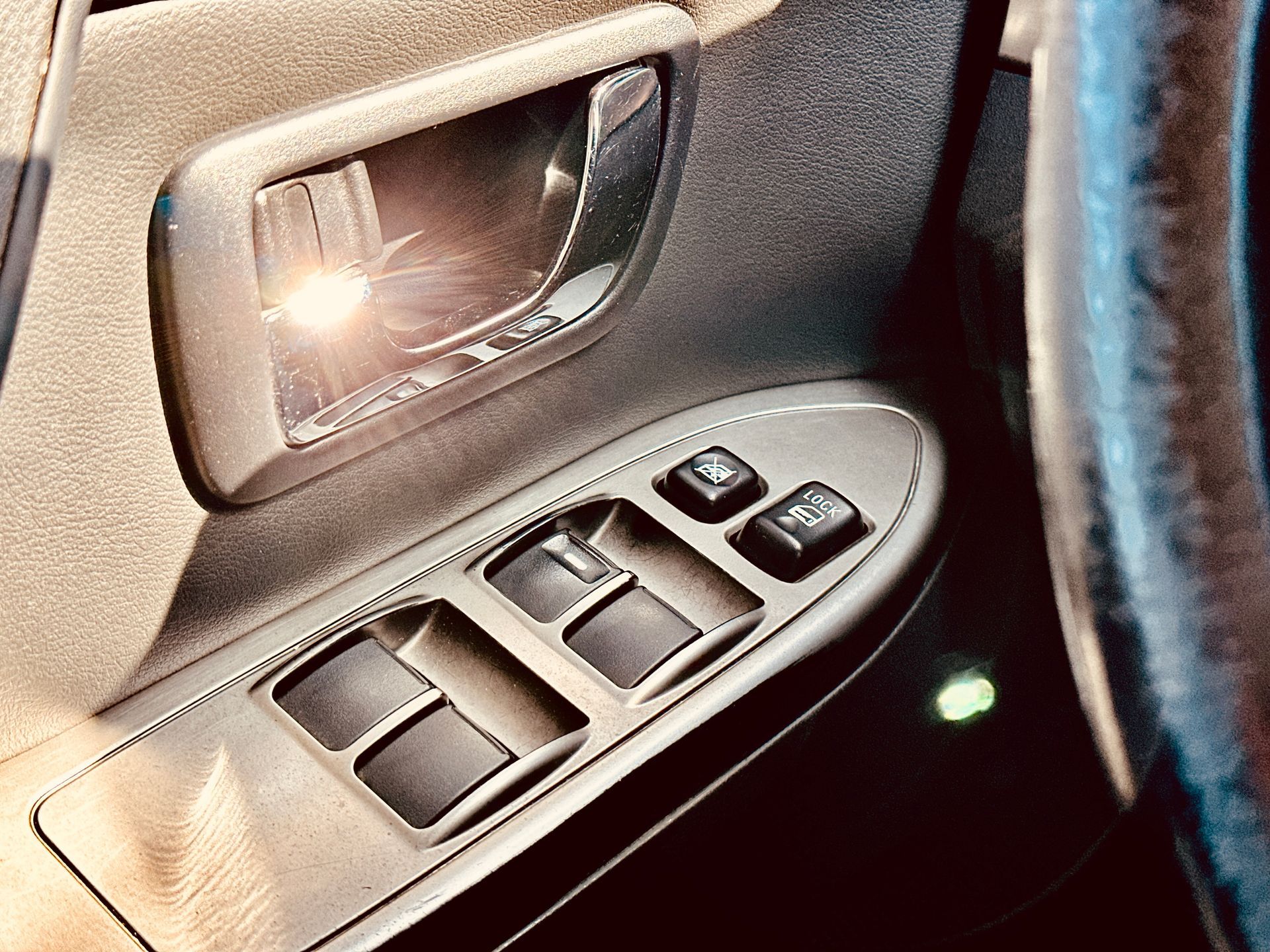 Loga vadības paneļa tuvplāns automašīnā