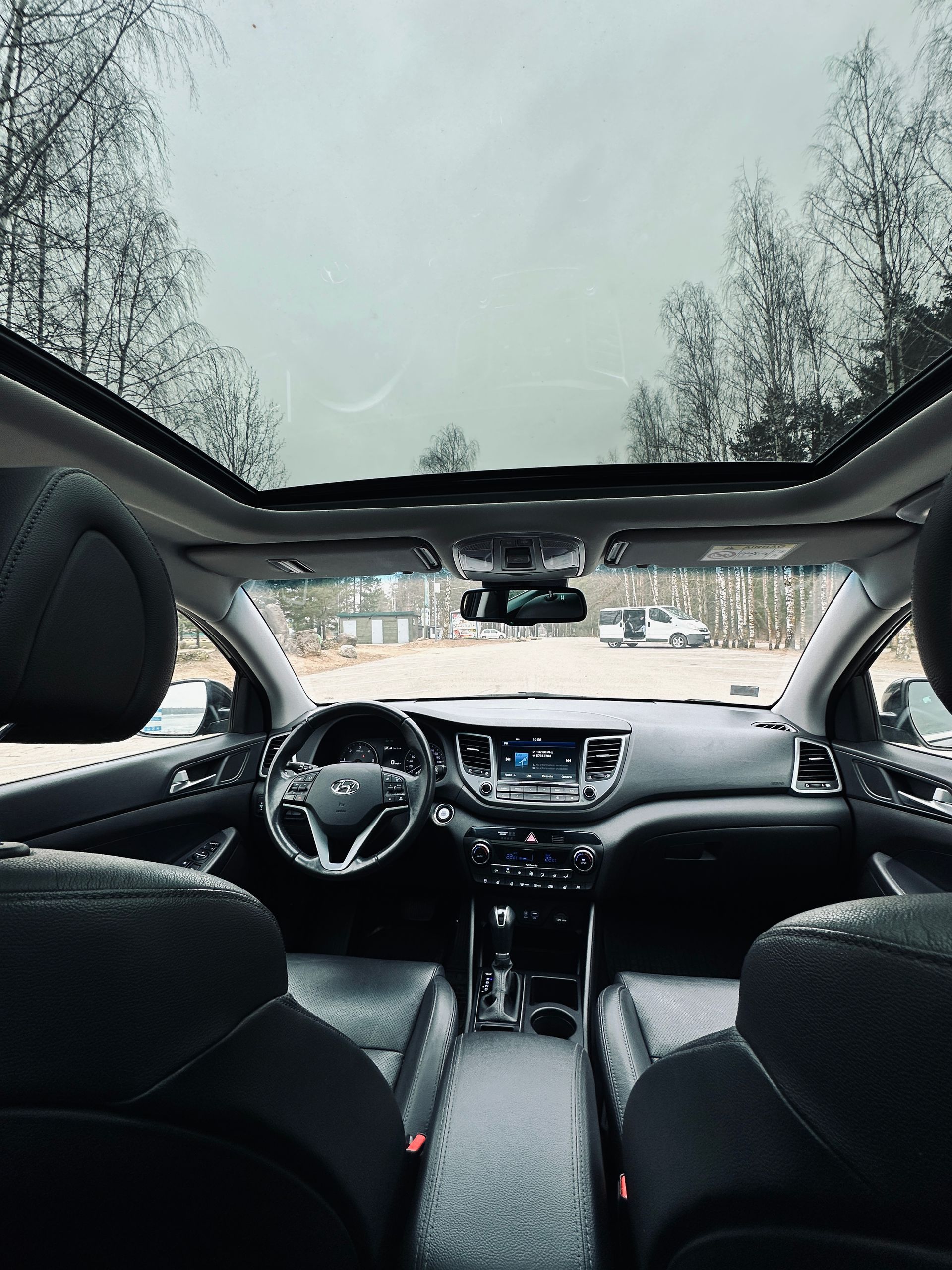 Automašīnas iekšpuse ar jumta lūku.