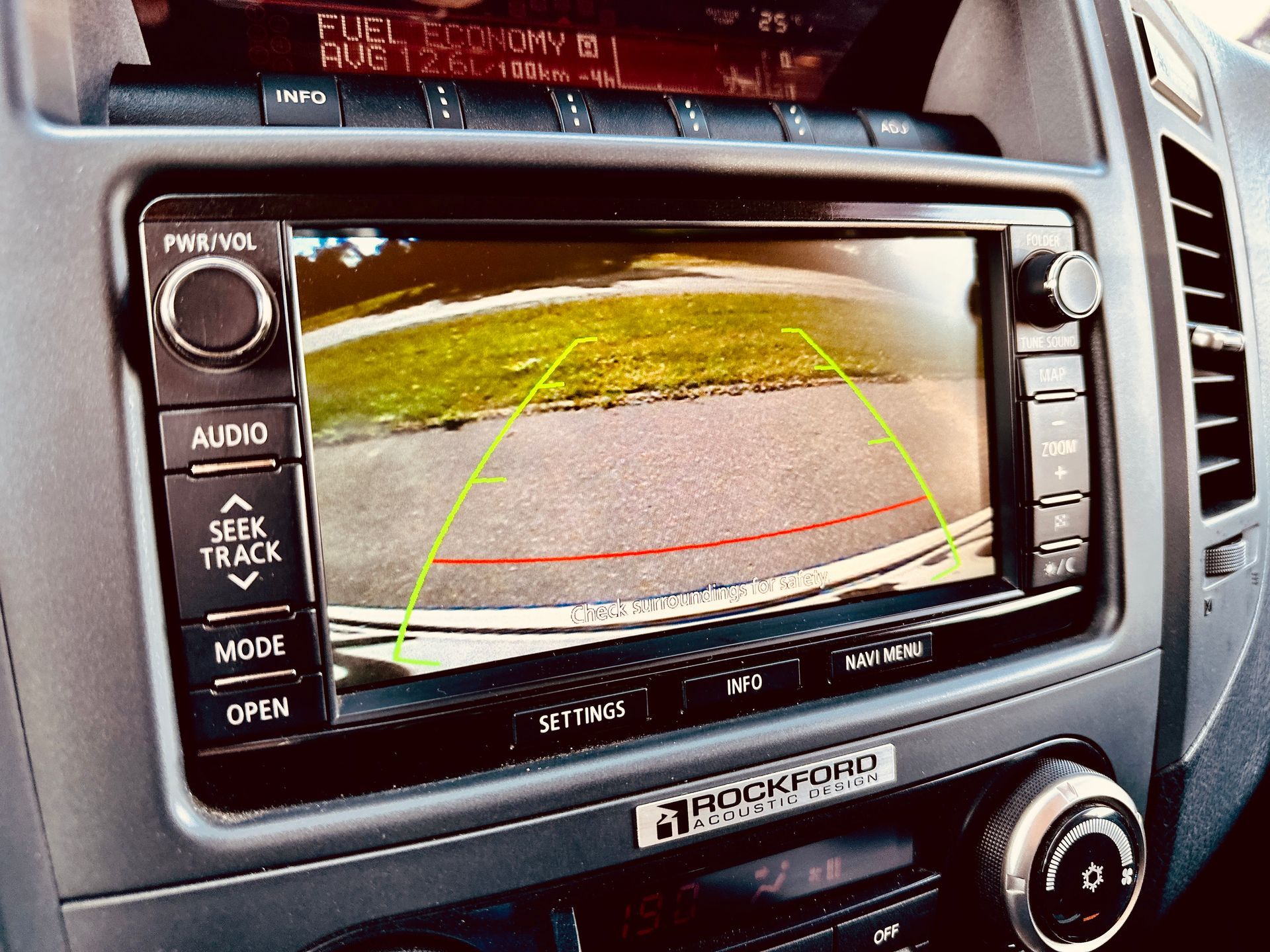 Automašīnas radio ar atpakaļskata kameru