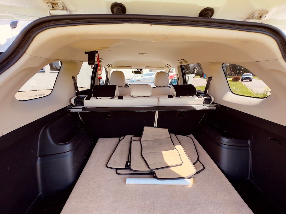 Automašīnas bagāžnieks ar galdu tajā