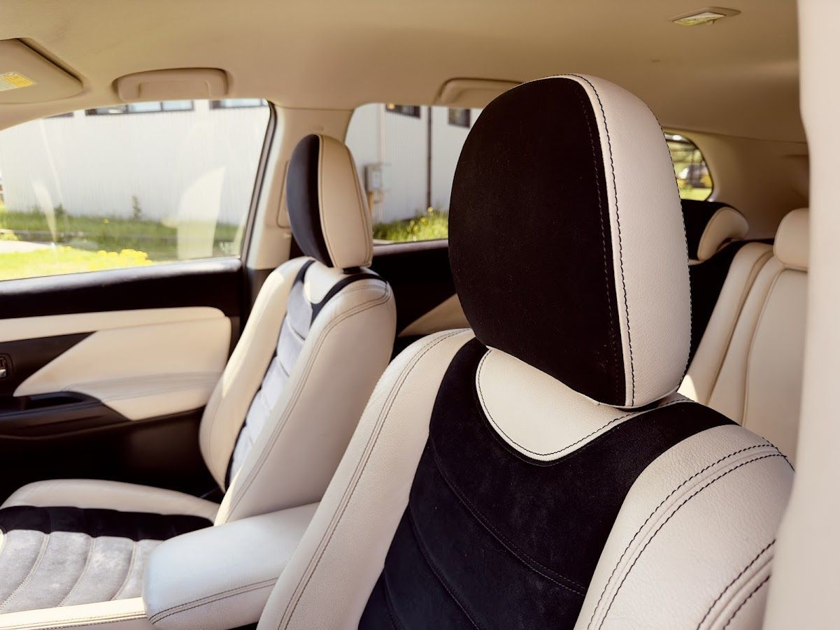 Automašīnas iekšpuse ar melnbaltiem sēdekļiem