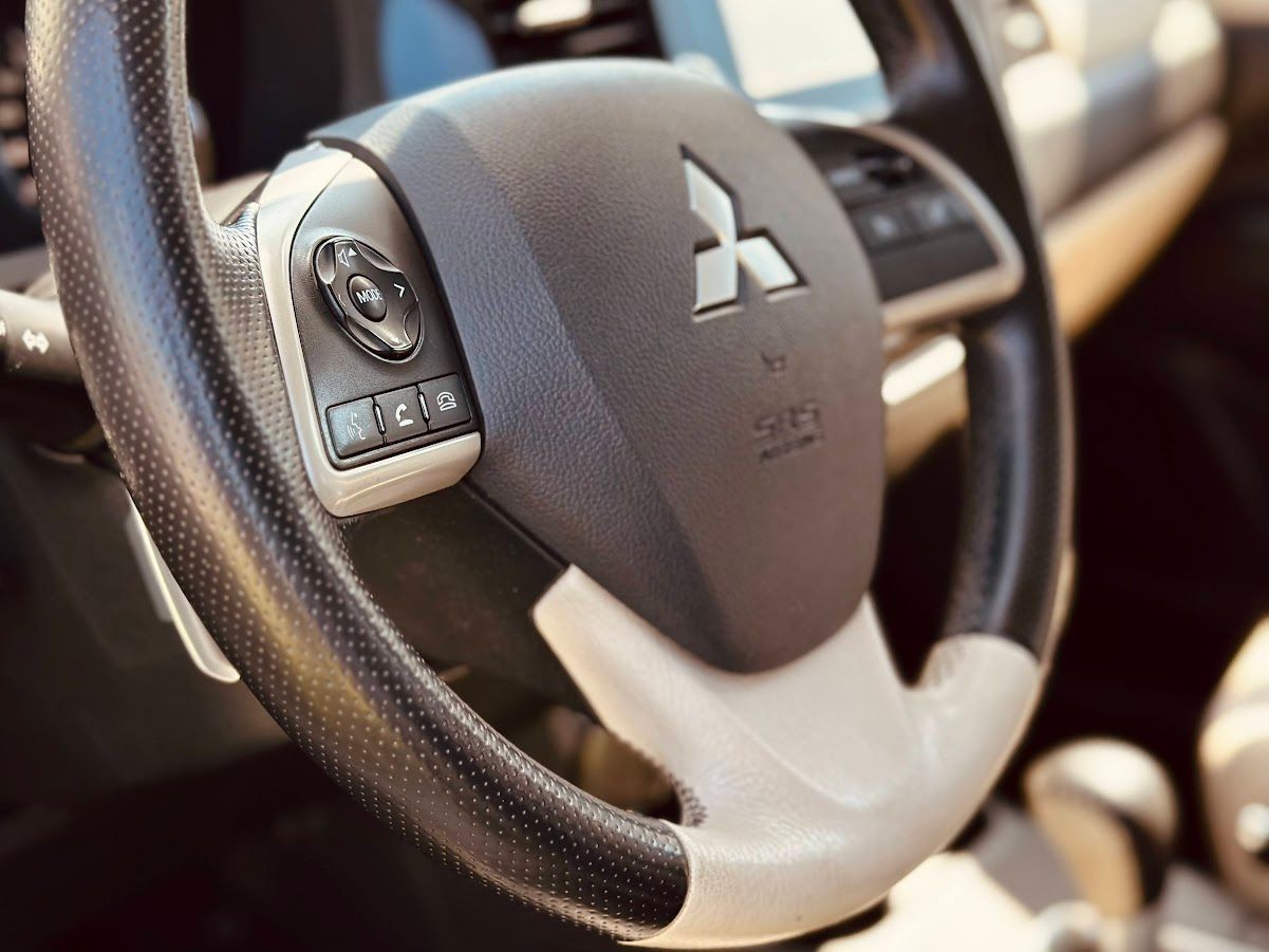 Tuvplāns no mitsubishi automašīnas stūres