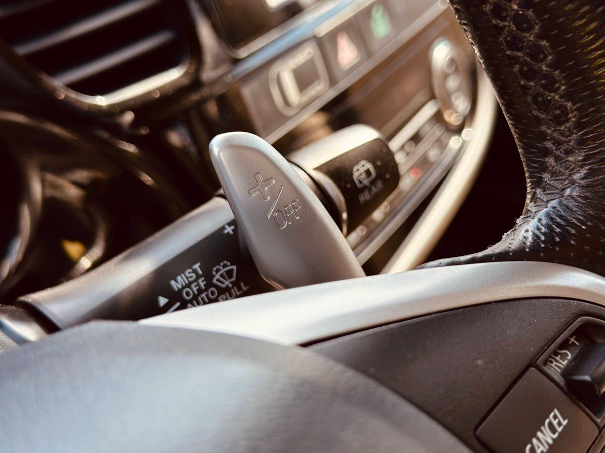 Automašīnas stūres rata tuvplāns ar atcelšanas pogu