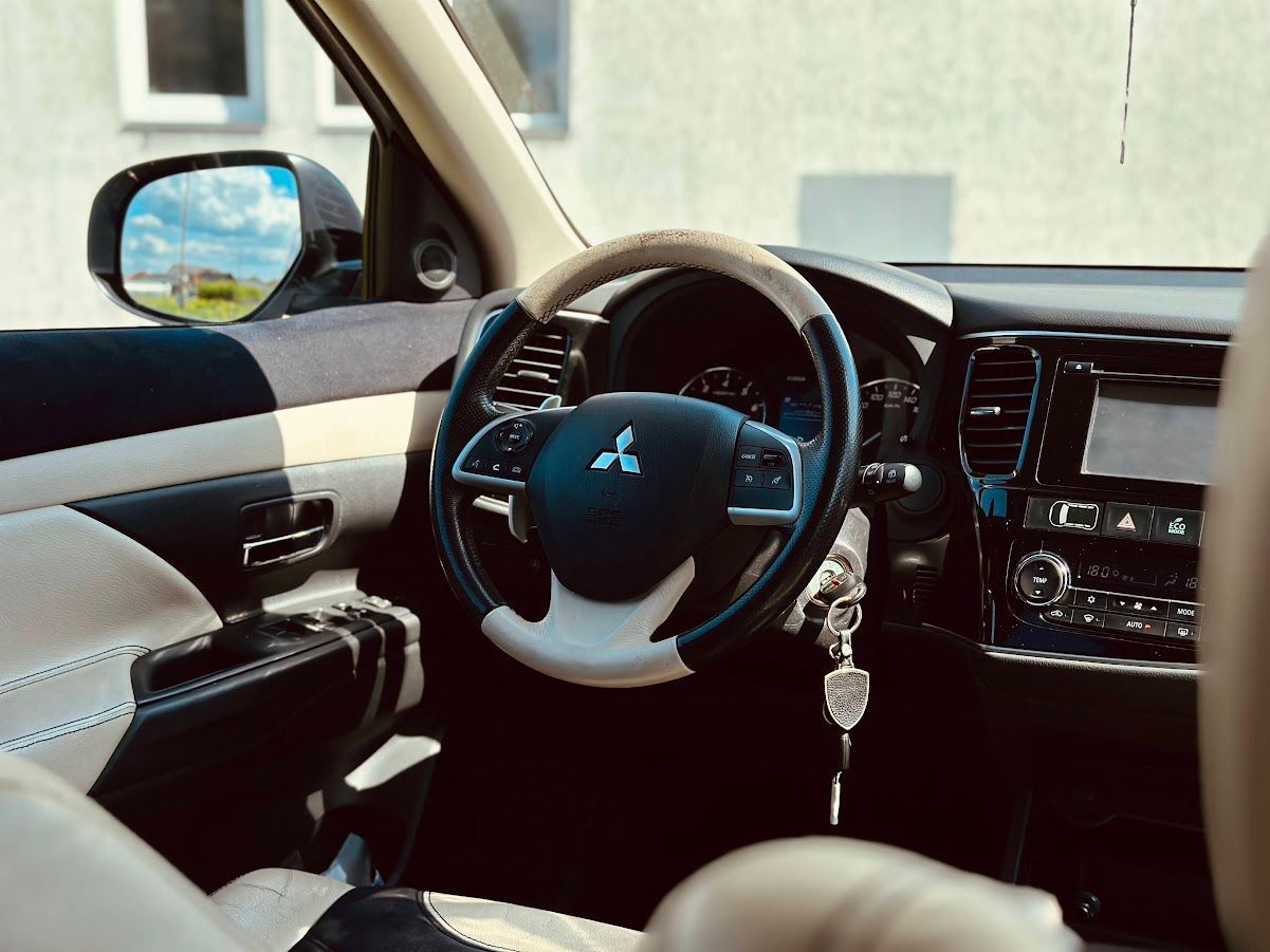 Interjers mitsubishi outlander ar stūri