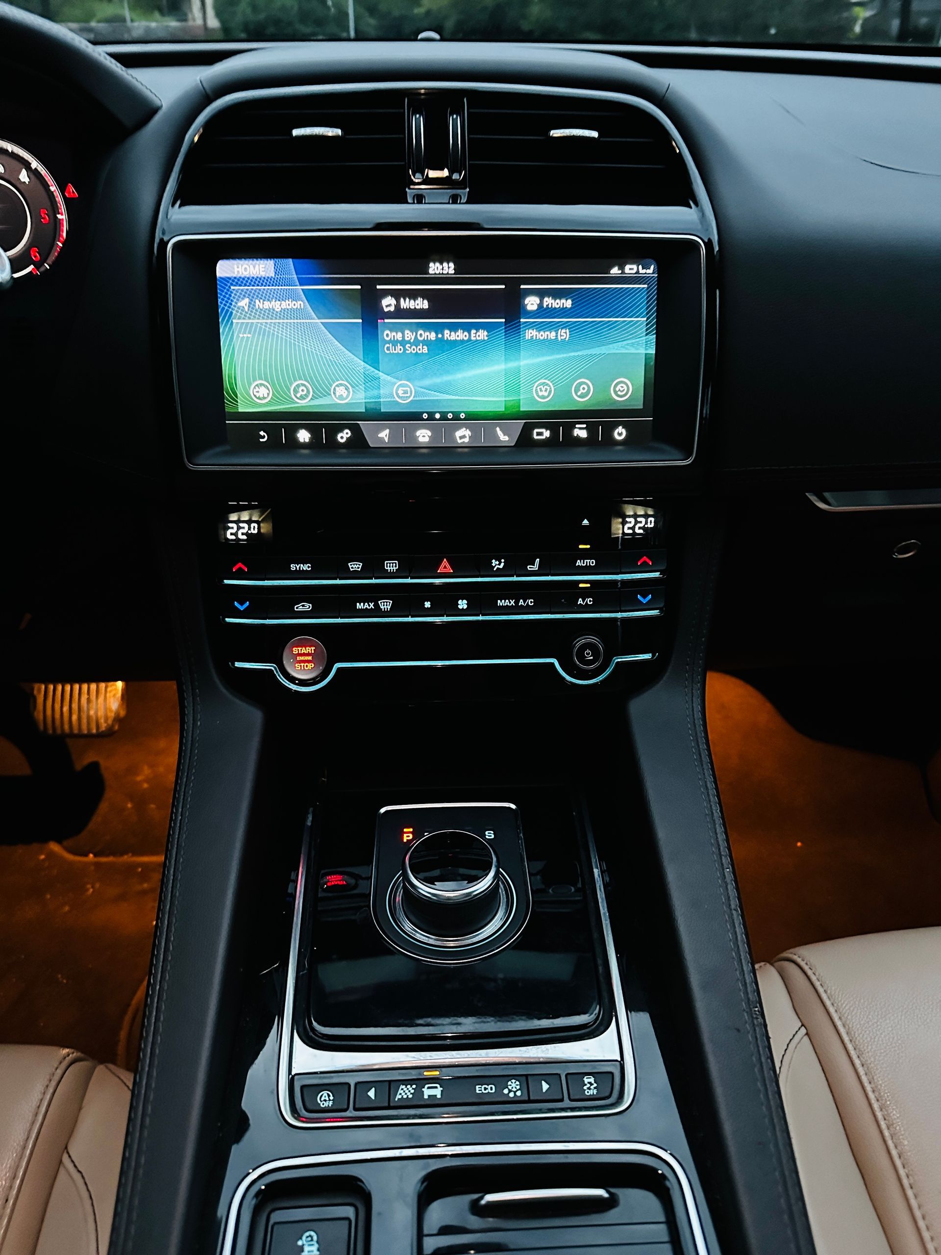 Automašīnas informācijas panelis ar skārienekrāna displeju