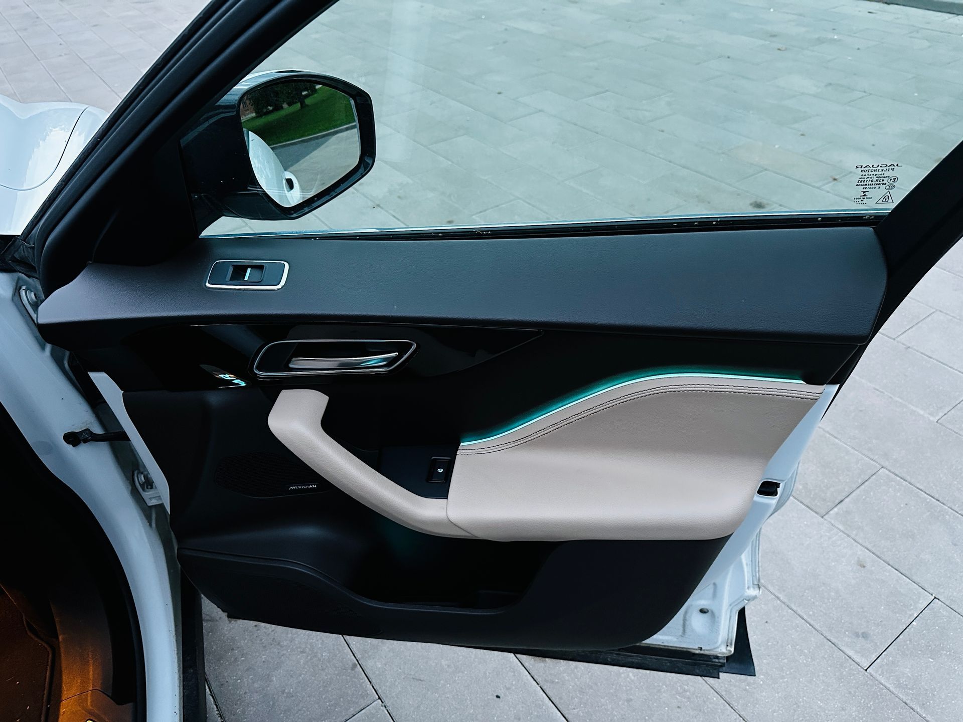 Automašīnas iekšpuse ar atvērtām durvīm