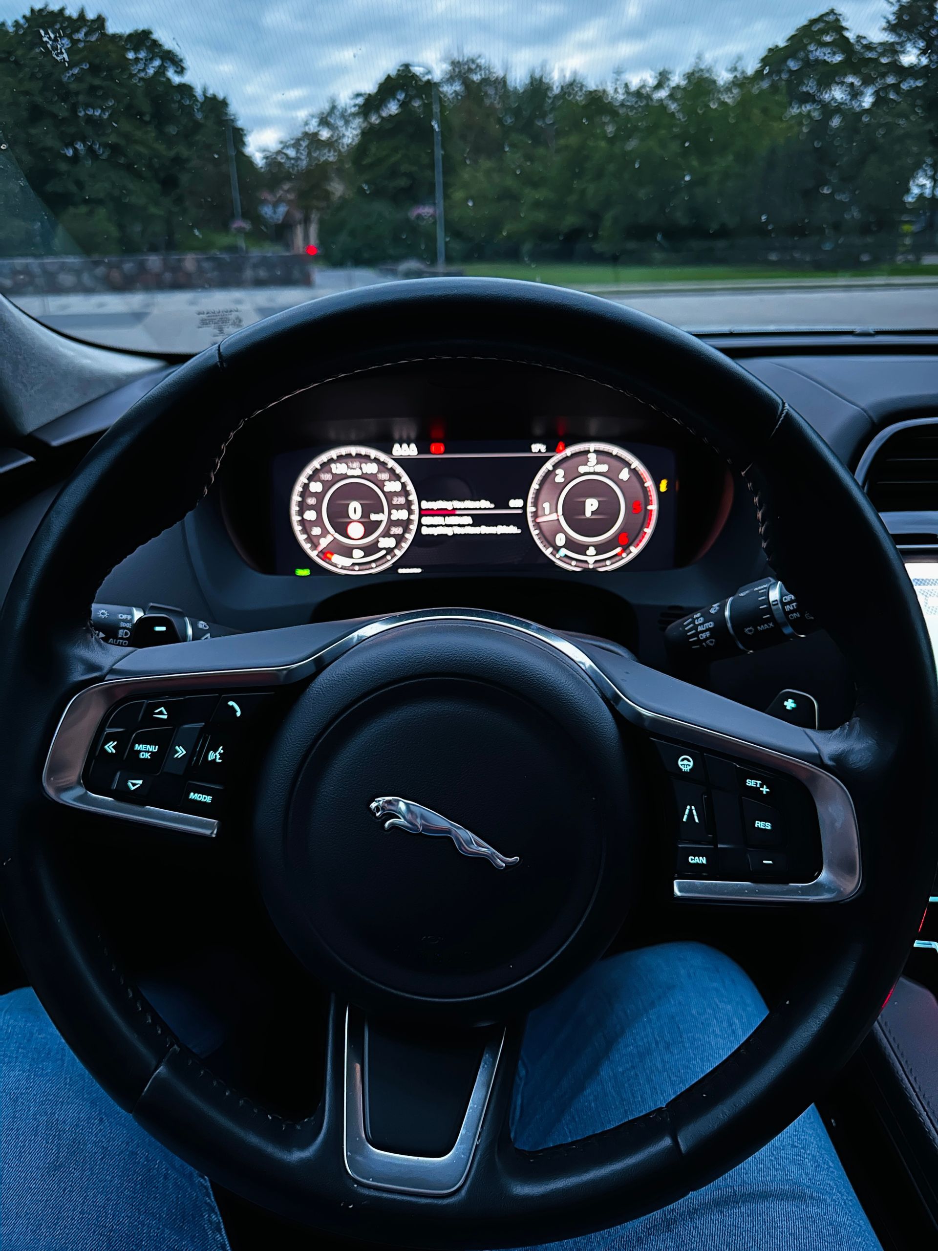 Jaguāra automašīnas vadītāja sēdeklī sēž cilvēks