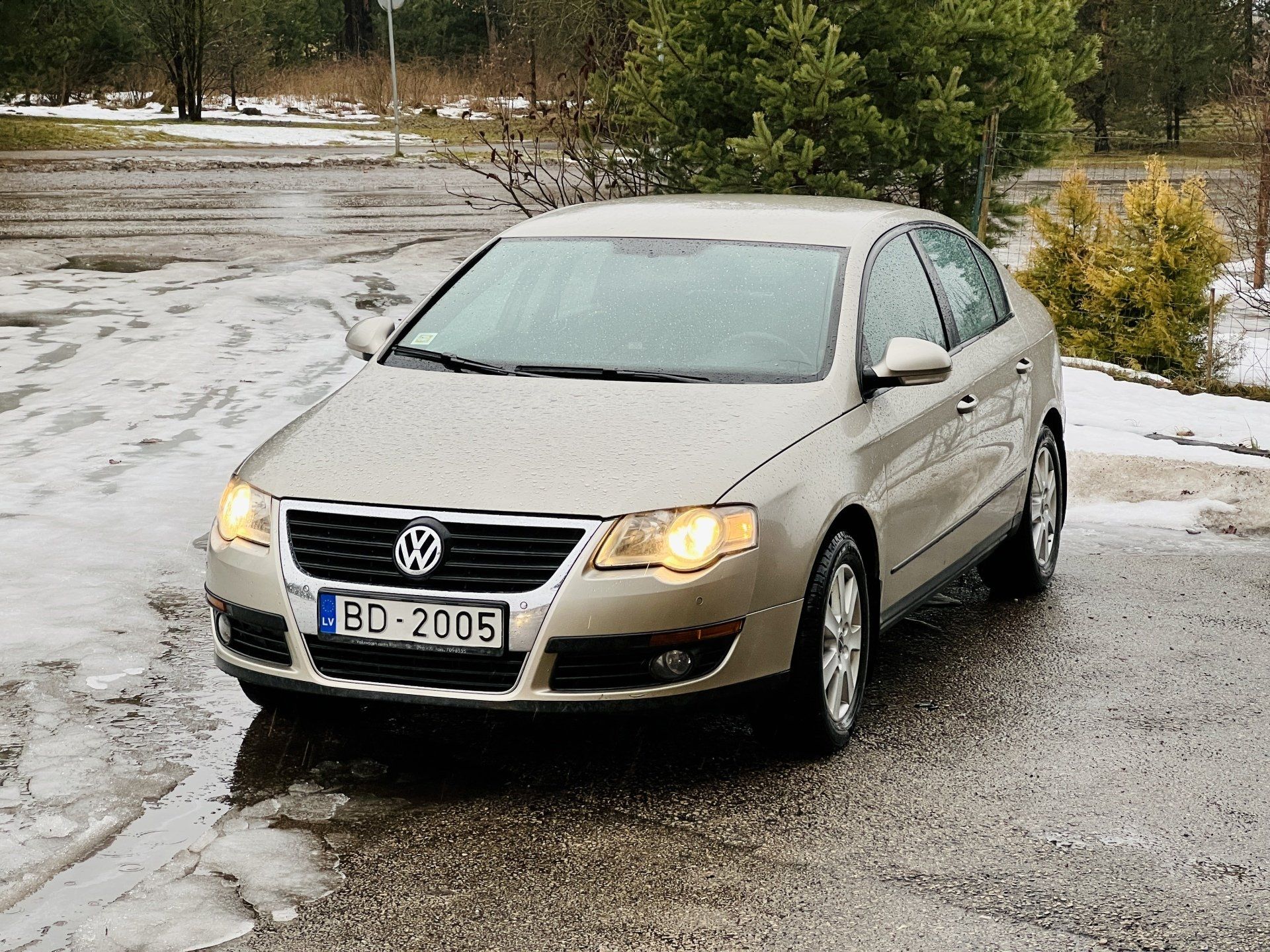 Sudraba volkswagen ar numura zīmi, kurā rakstīts bd 2005