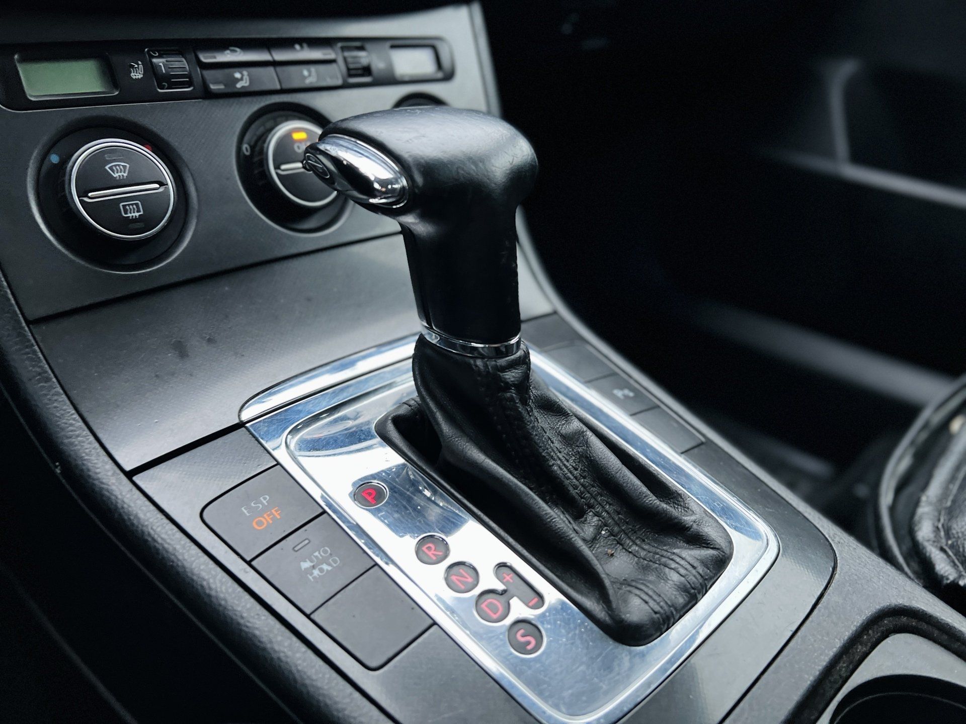 Tuvplāns ar pārslēgu automašīnā