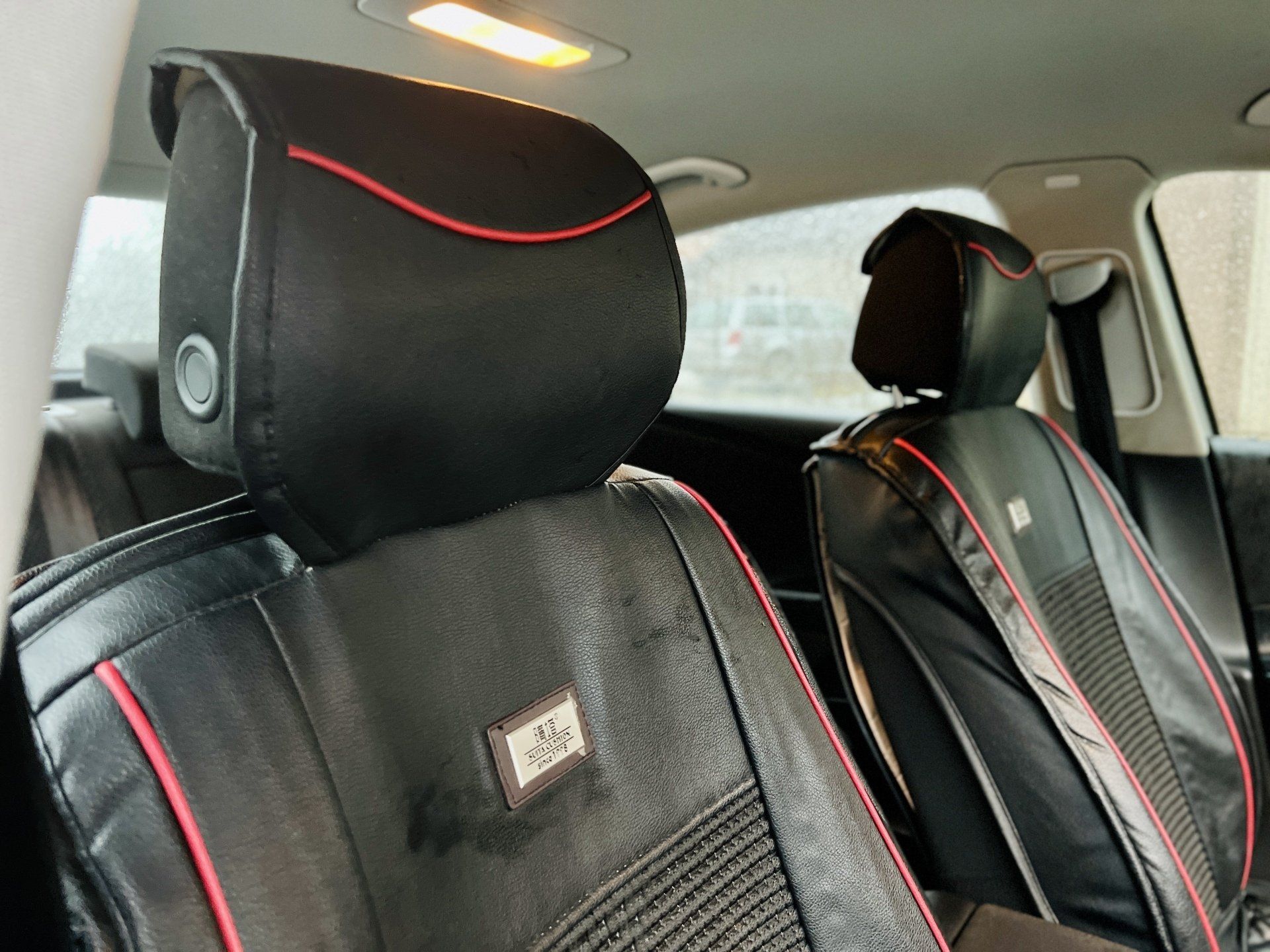 Tuvplāns galvas balstam automašīnā