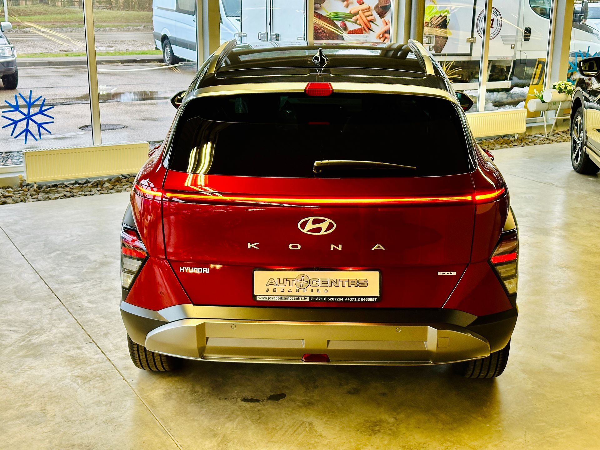 Sarkana hyundai kona ir novietota izstāžu zālē