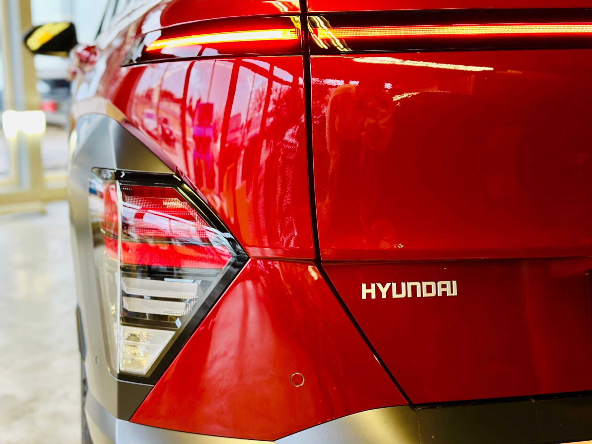 Sarkana hyundai automašīna ir novietota salonā