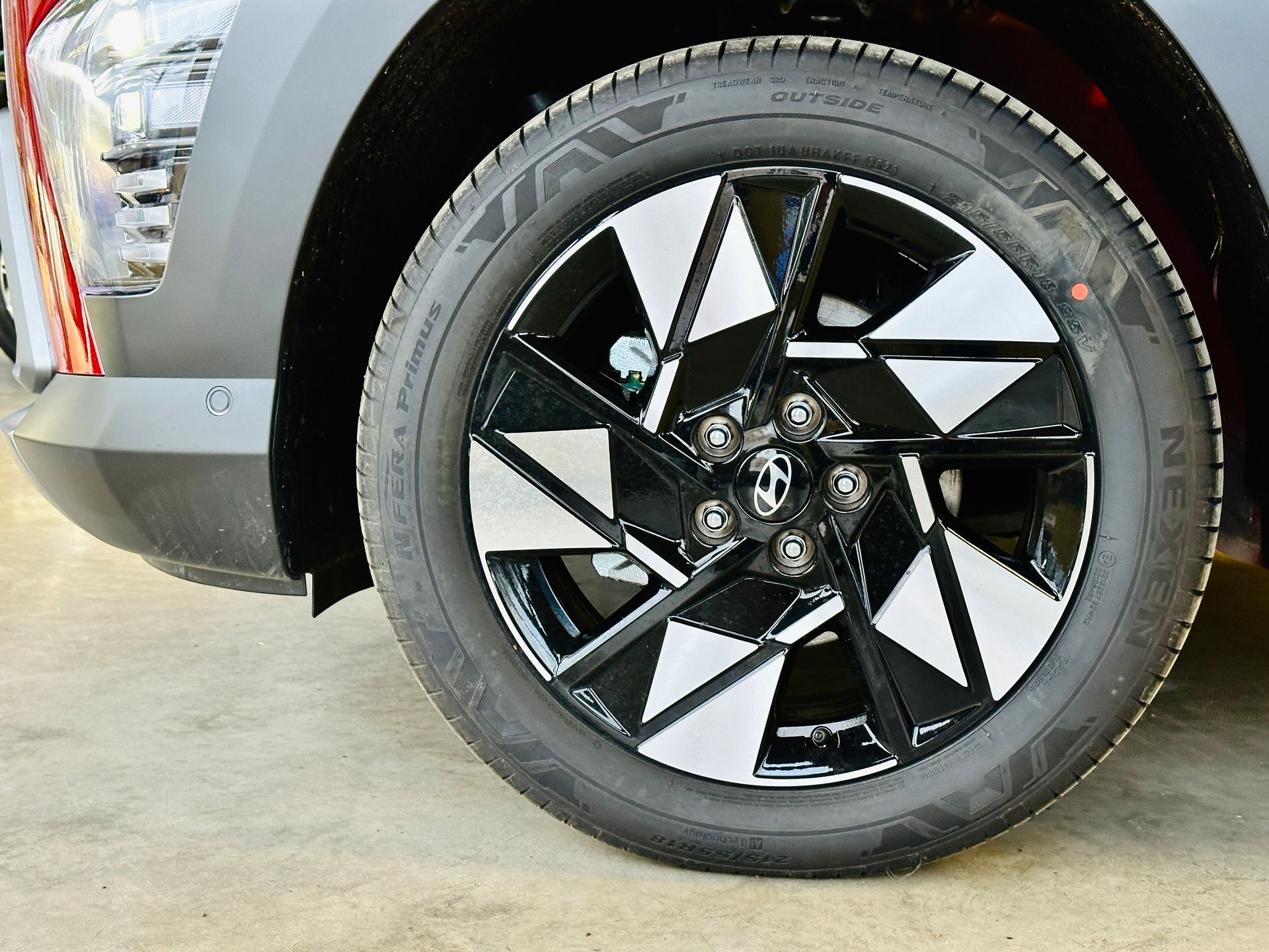 Tuvplāns no automašīnas riteņa ar ģeometrisku zīmējumu uz tā.