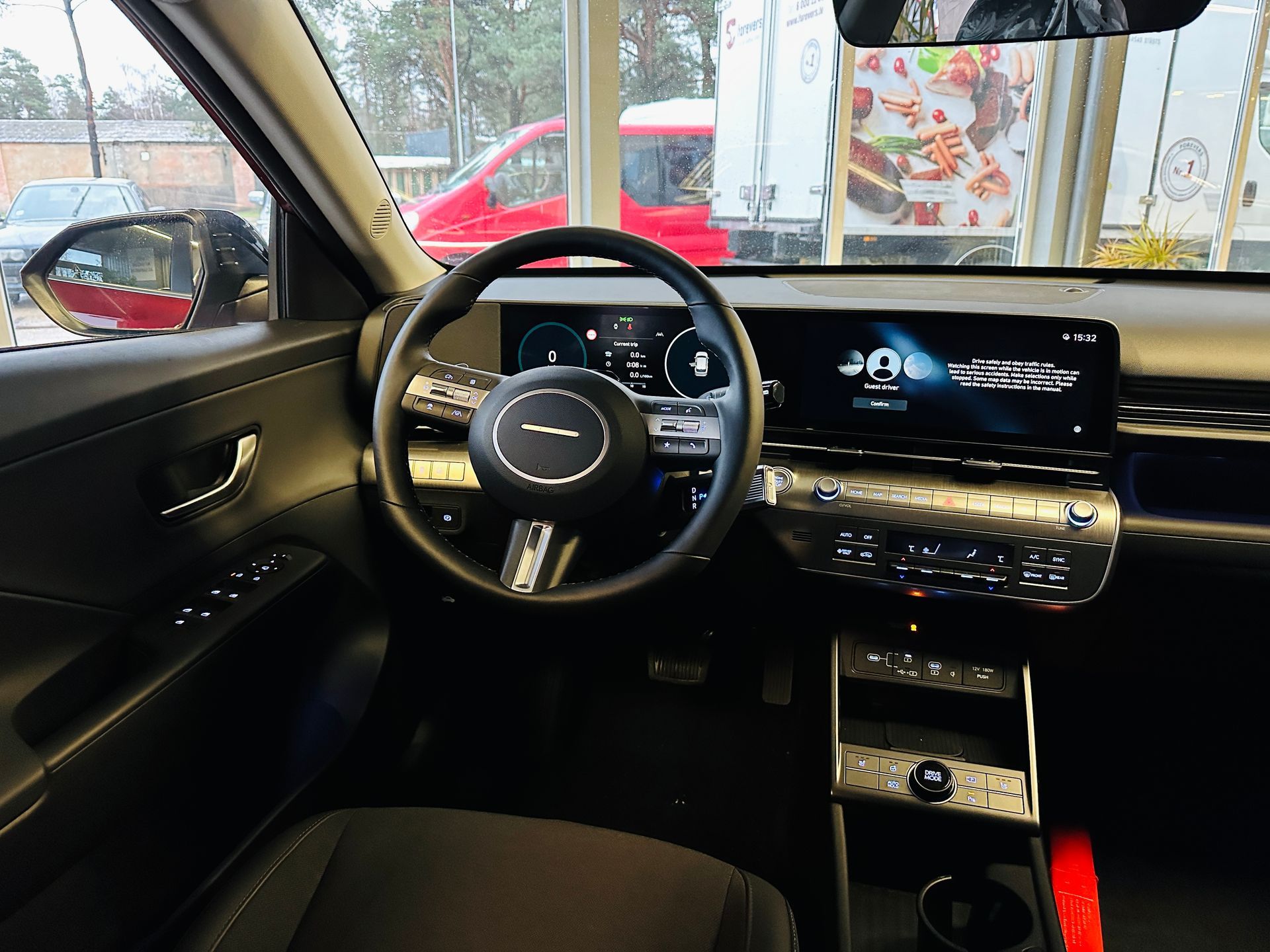 Automašīnas salons ar stūri un instrumentu paneli.