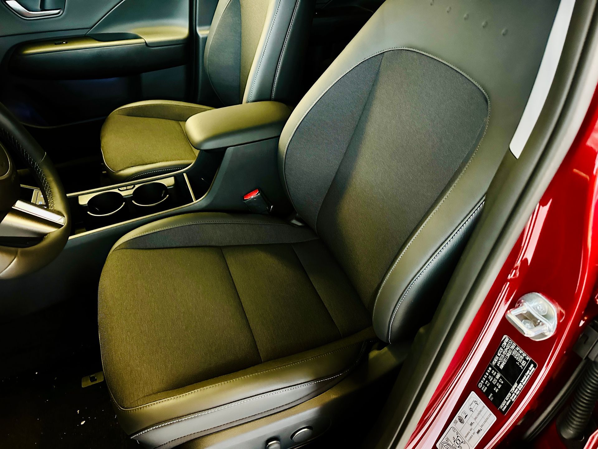 Uz sarkanas automašīnas priekšējā sēdekļa ir bose logotips