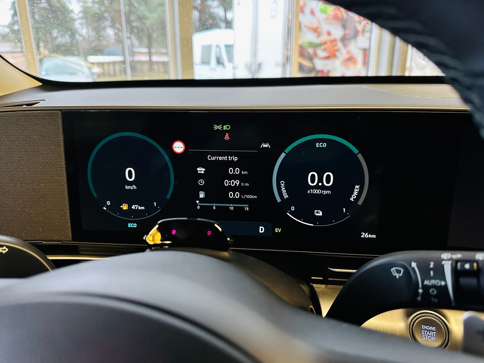 Uz automašīnas paneļa ir displejs ar 0.0