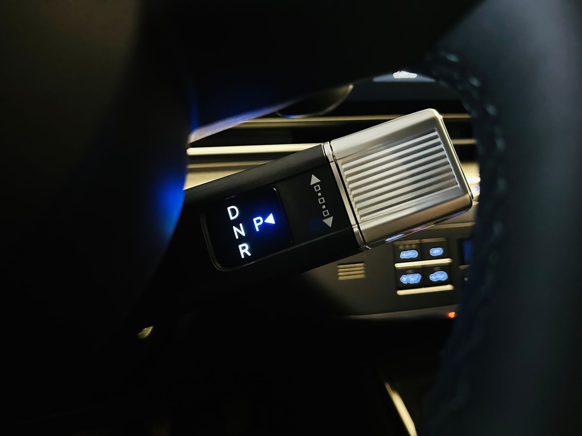 Tuvplāns ar stūri un pārslēdzēju automašīnā