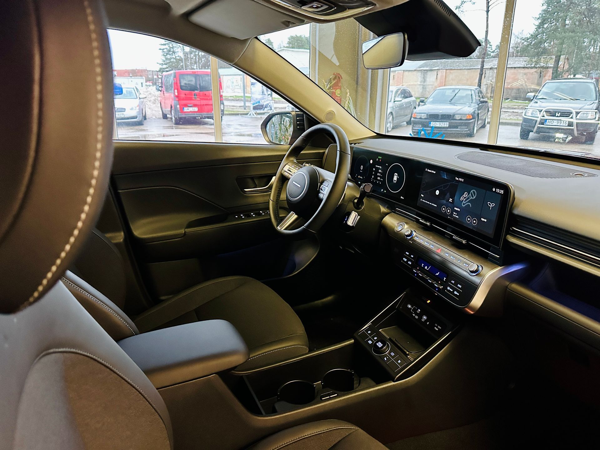 Automašīnas salons ar stūri un instrumentu paneli