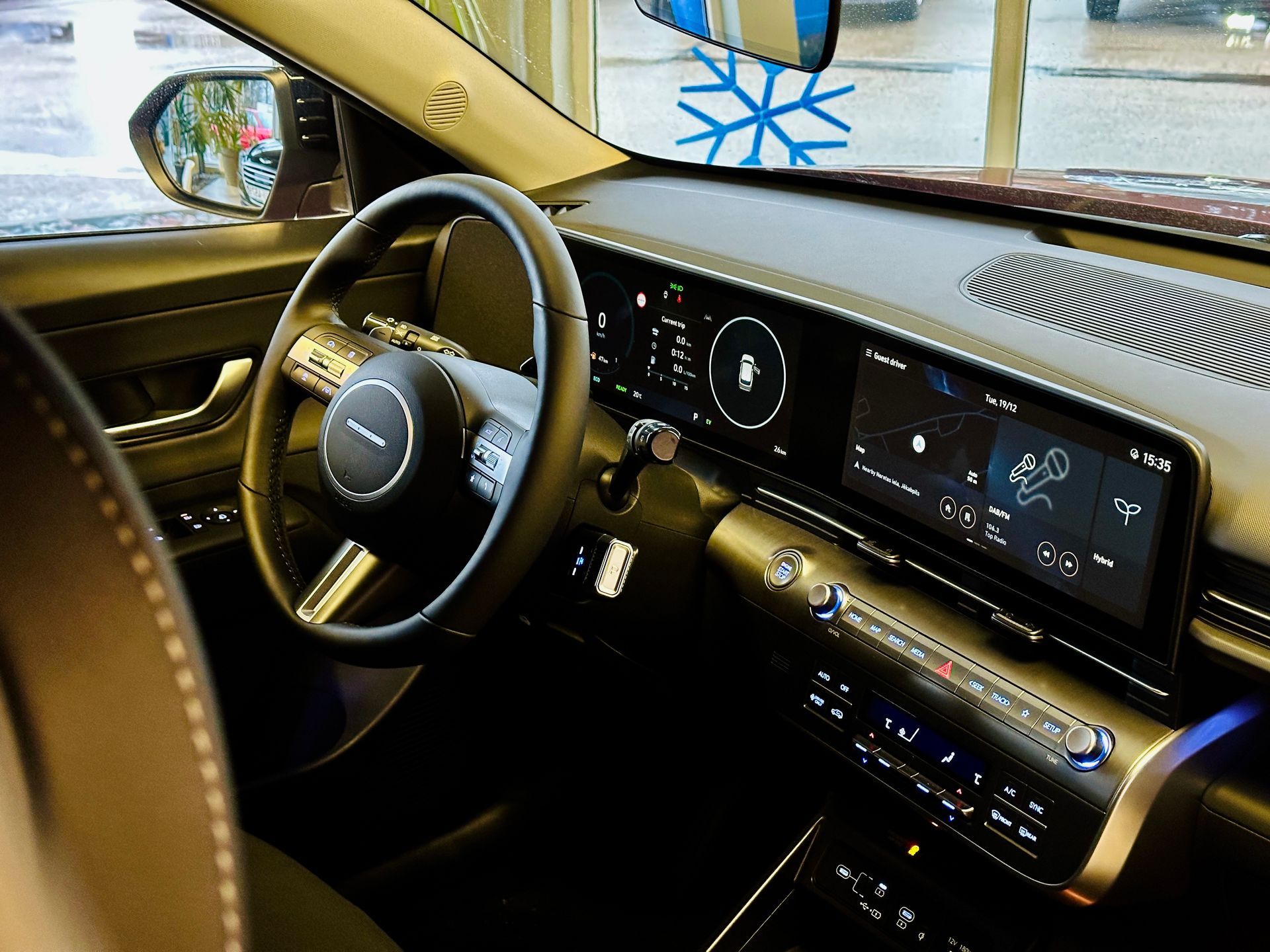 Automašīnas salons ar stūri un instrumentu paneli.