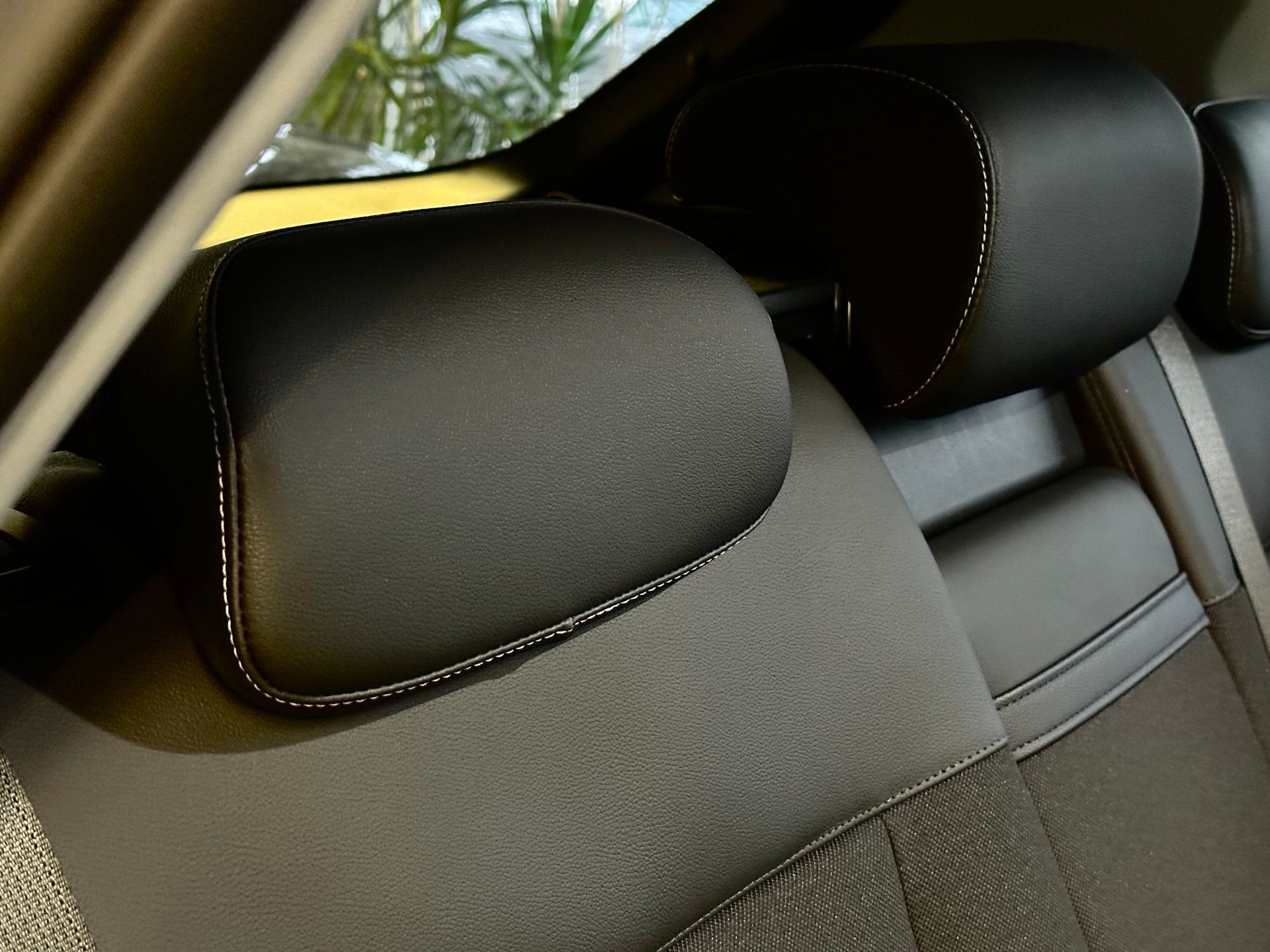 Tuvplāns galvas balstam automašīnā