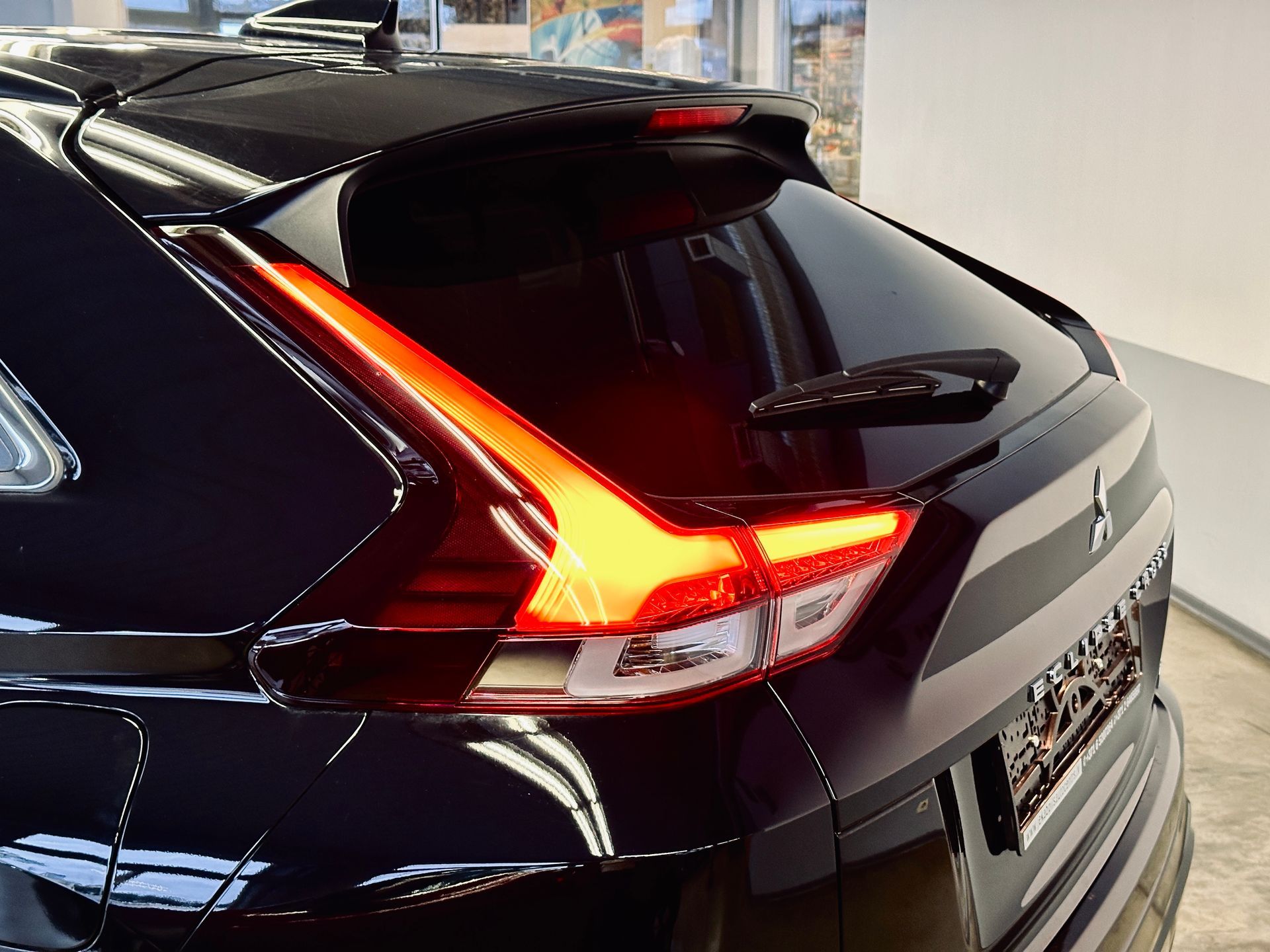 Tuvplāns ar automašīnas aizmugurējo lukturi izstāžu zālē