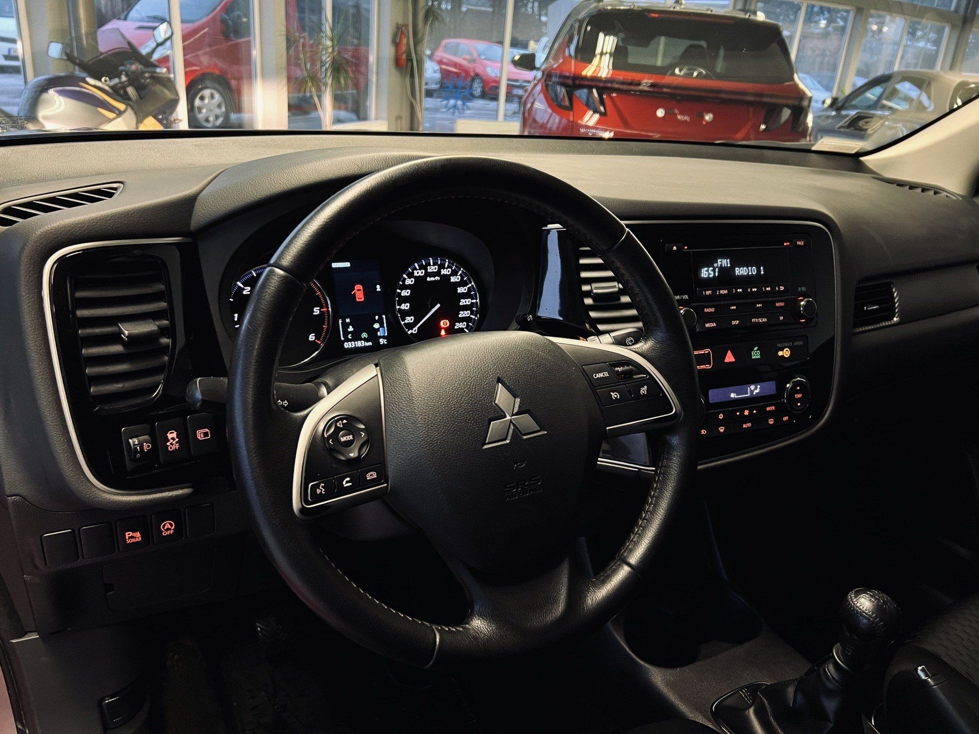 Interjers mitsubishi outlander ar stūri