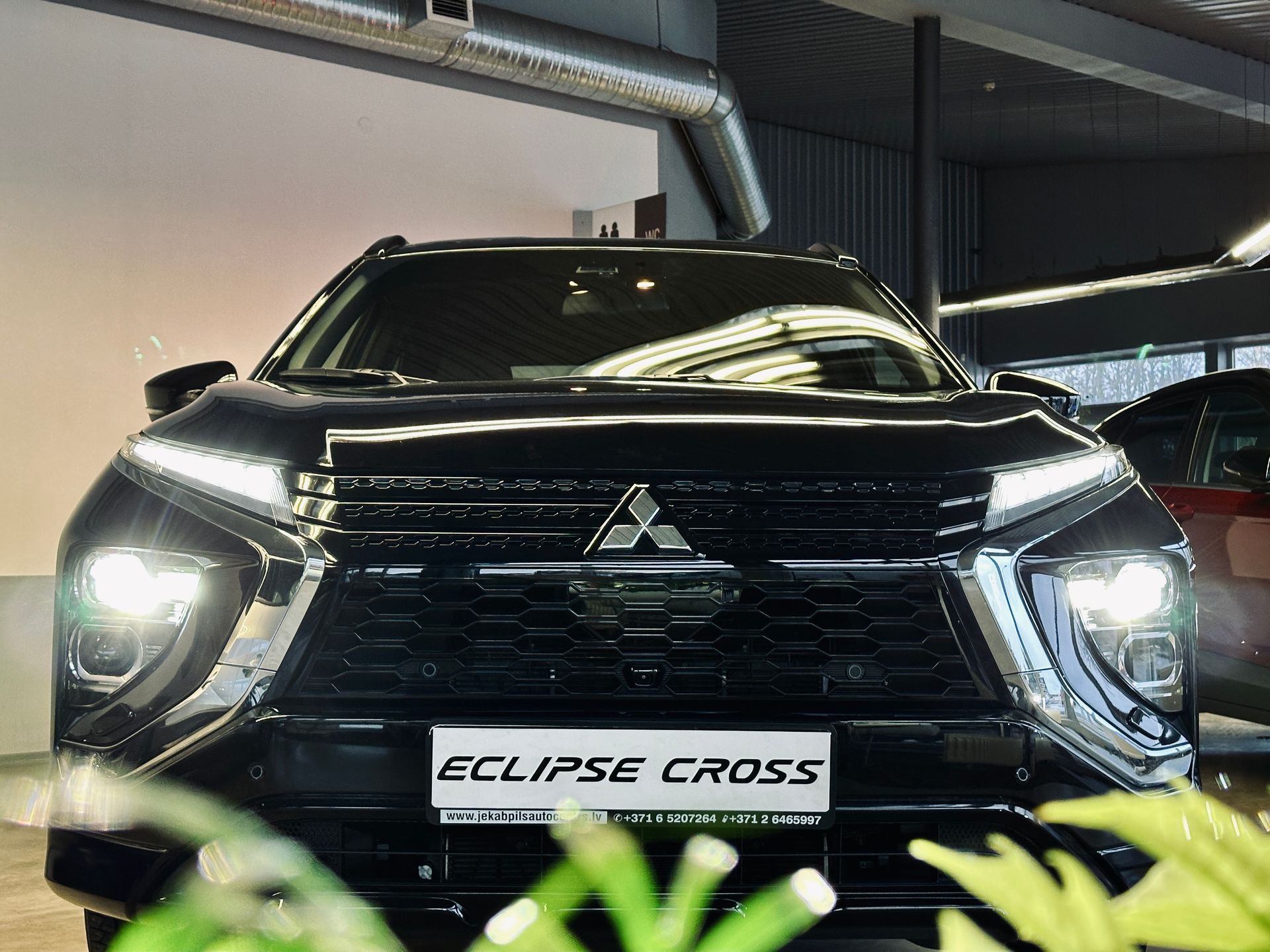 Melns mitsubishi aptumsuma krusts ir novietots izstāžu zālē