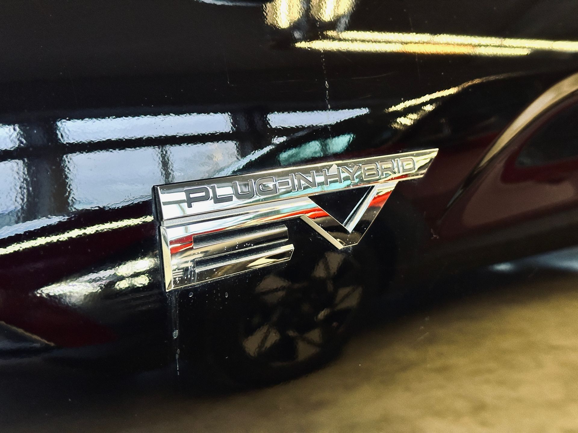 Melna mašīna ar uzrakstu porsche uz sāniem