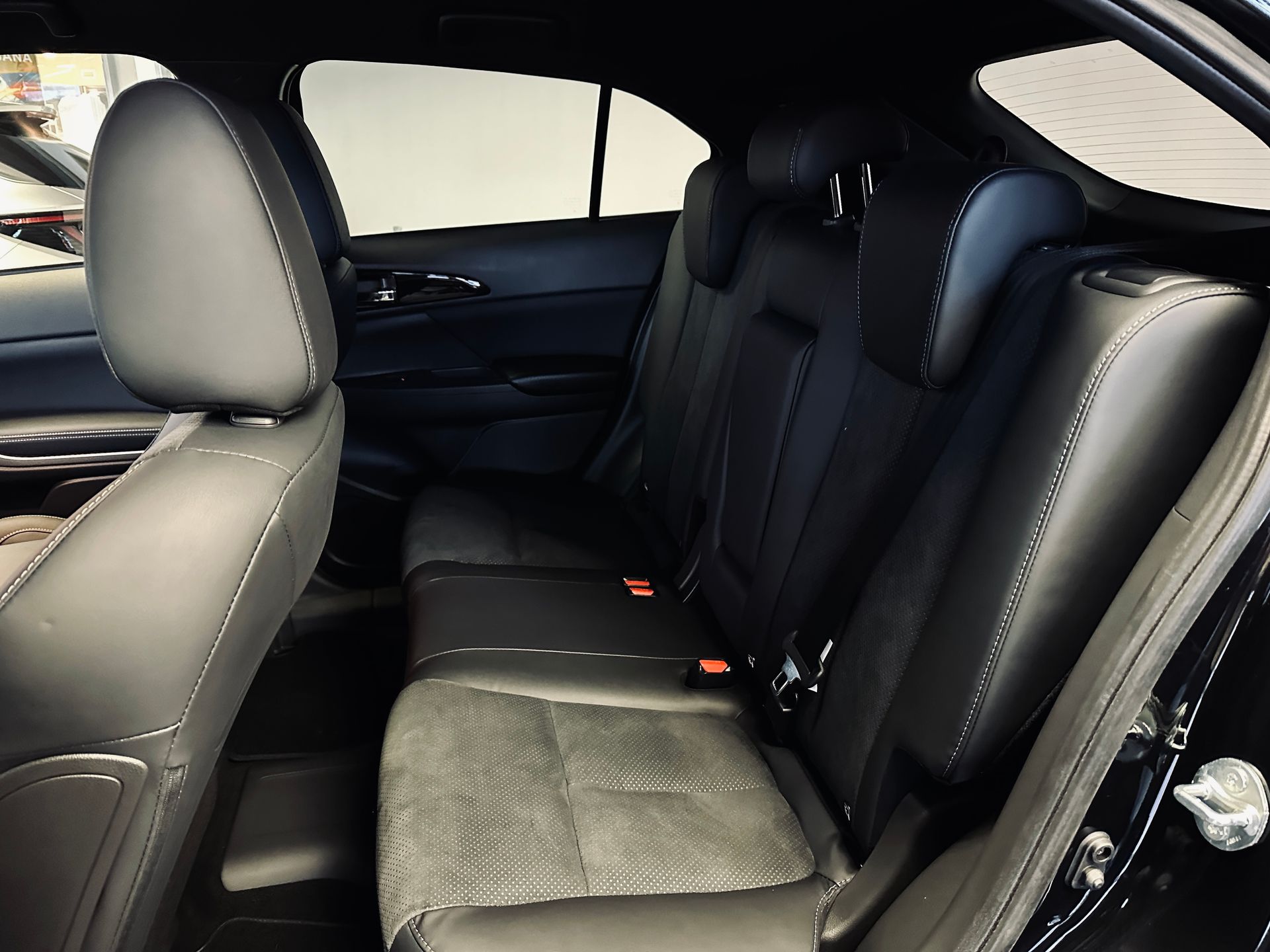 Parādīts melnas automašīnas aizmugurējais sēdeklis