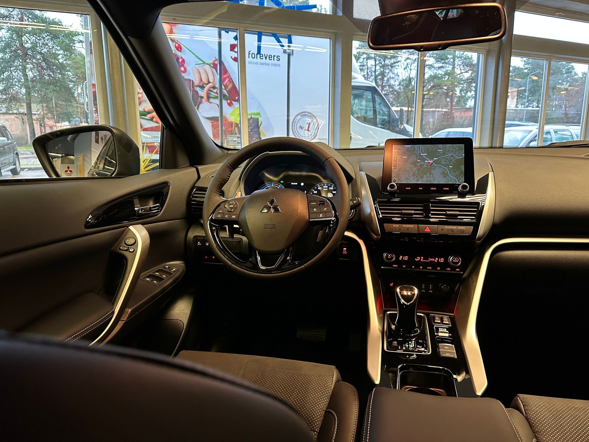 Izstāžu zālē tiek parādīts mitsubishi aptumsuma interjers.