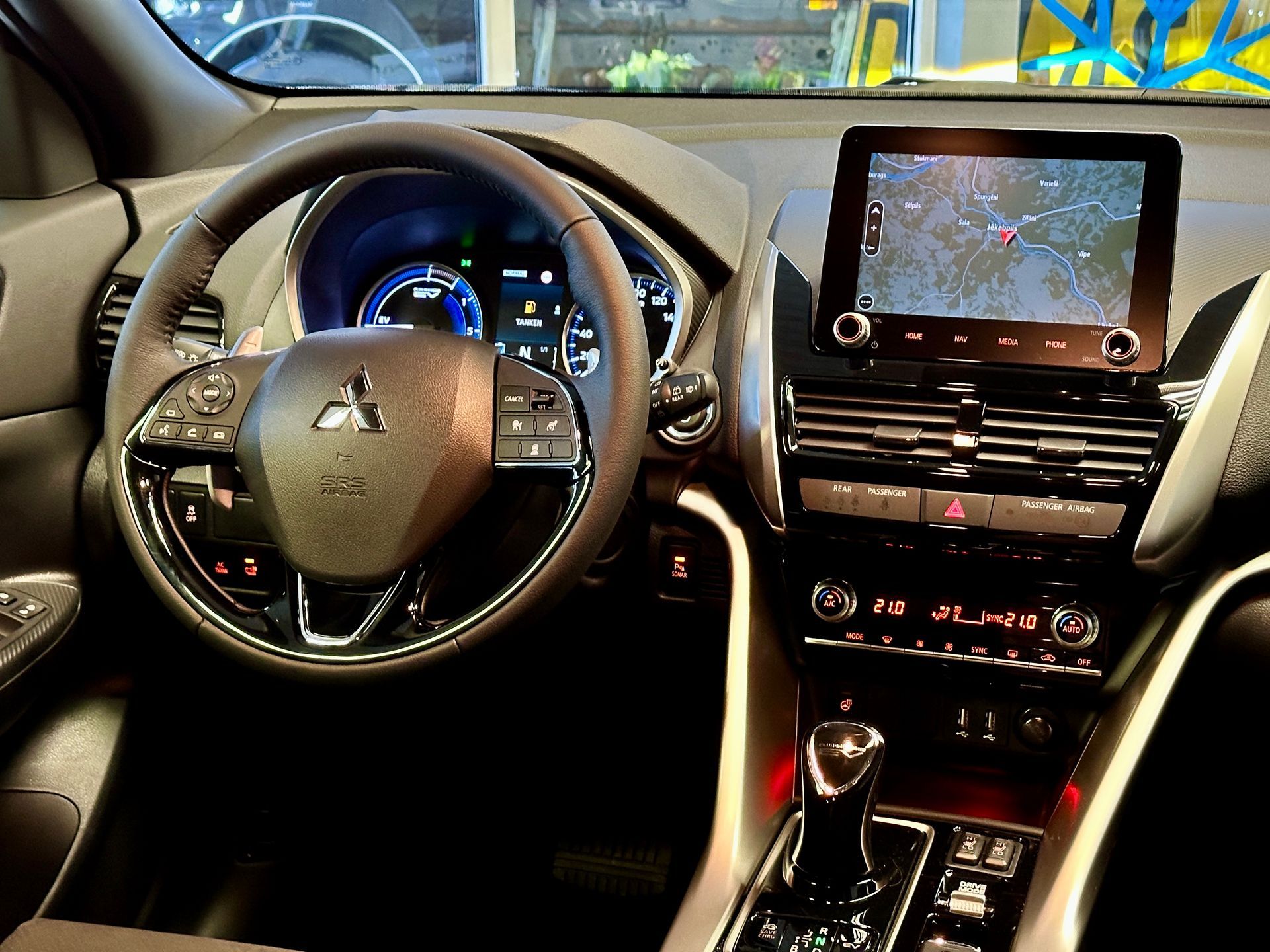 Mitsubishi eclipse cross interjers ar stūri un instrumentu paneli