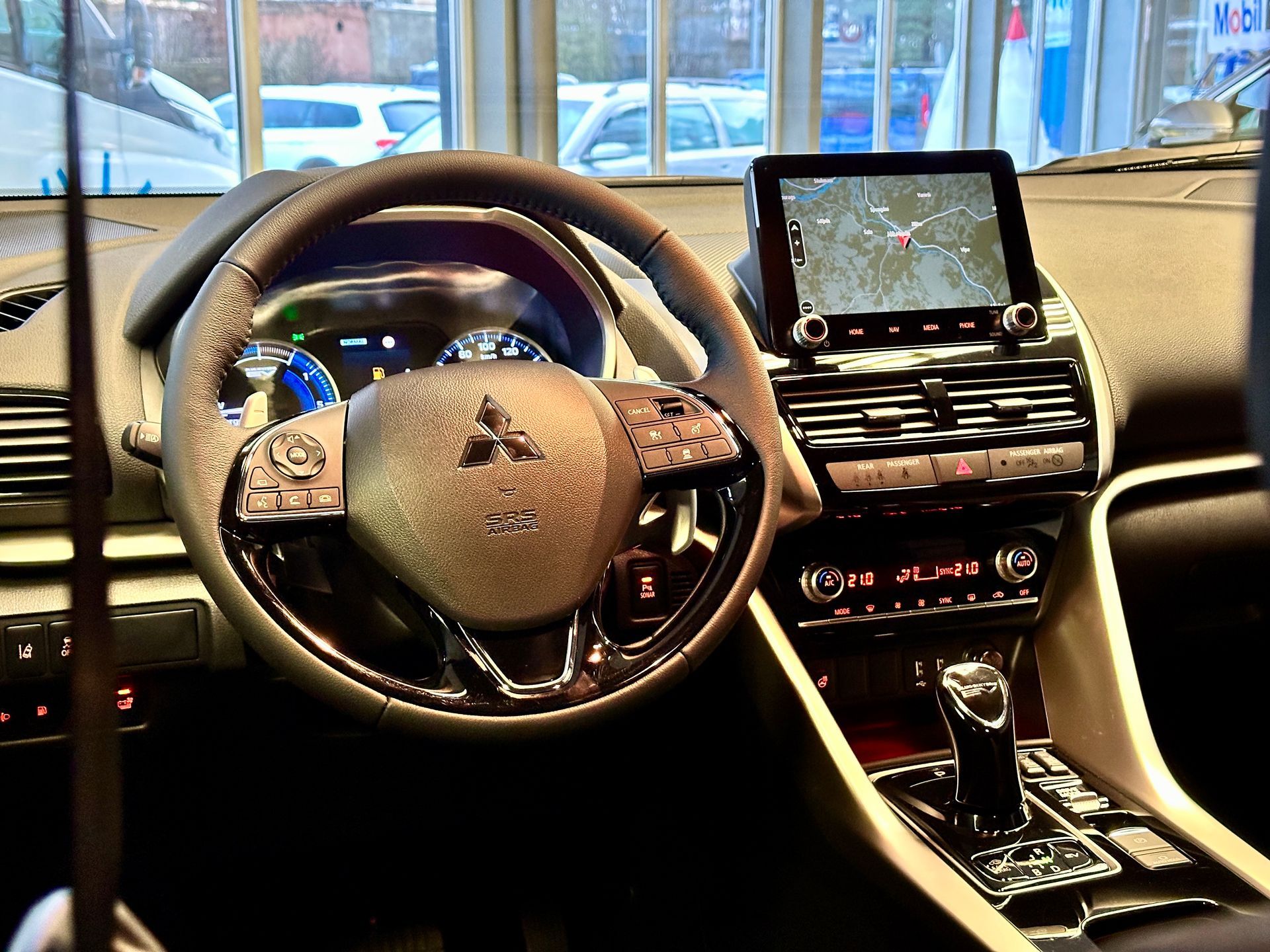 Automašīnas iekšpuse ar stūri un planšetdatoru