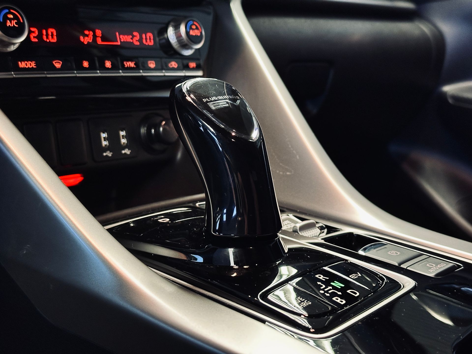 Automašīnas pārslēga tuvplāns ar displeju 21:10