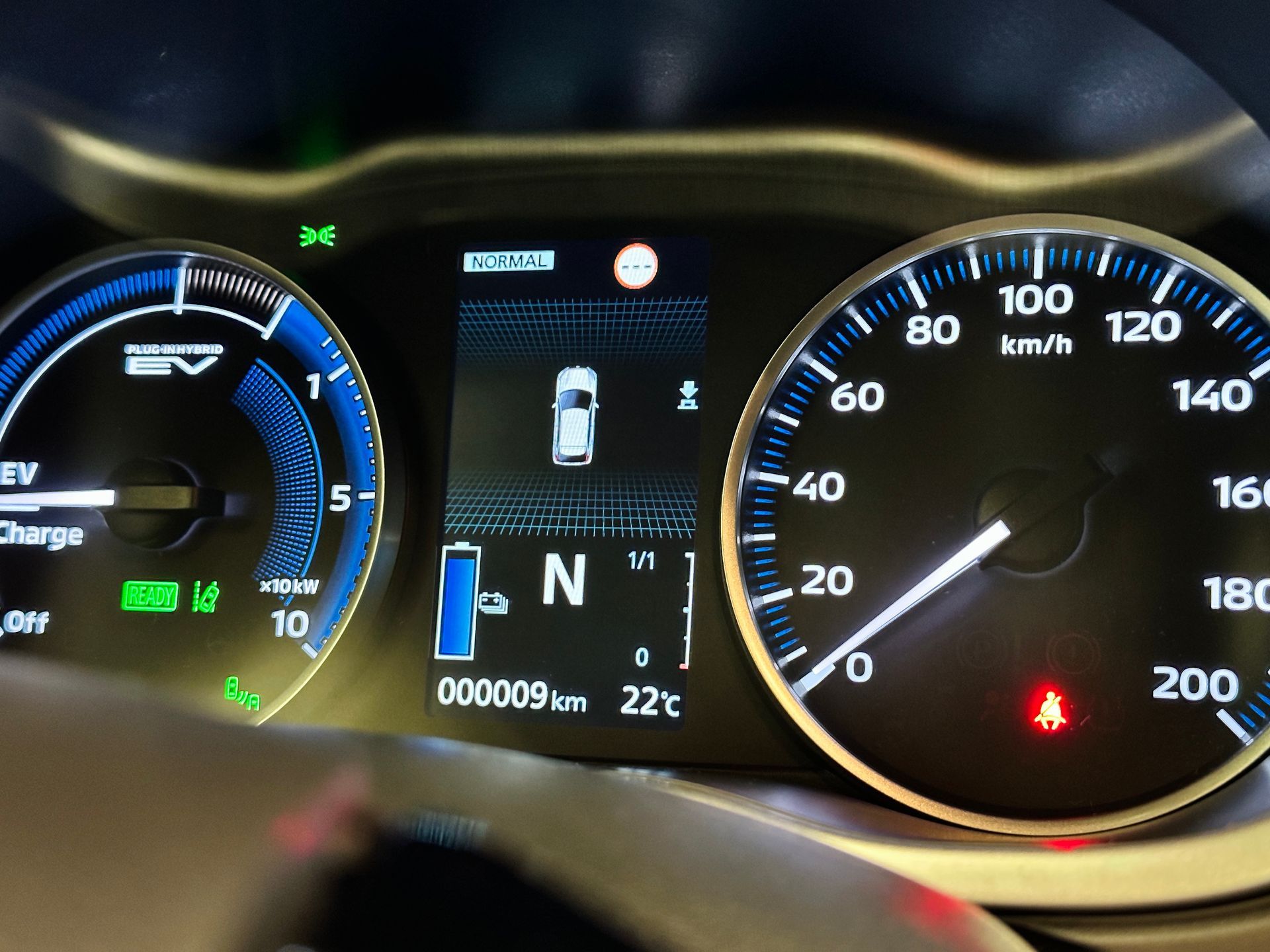 Tuvplāns no automašīnas paneļa ar automašīnu uz tā