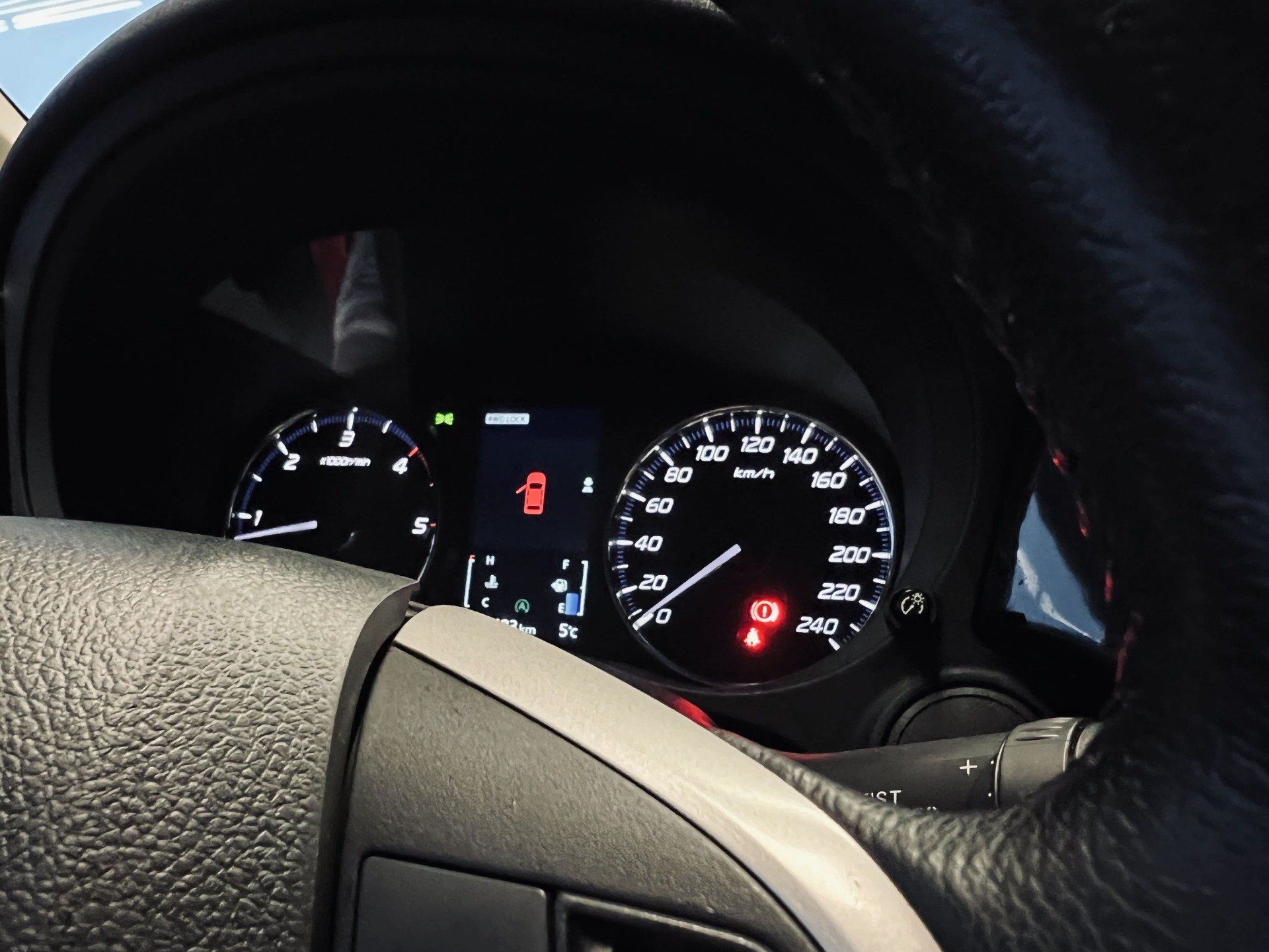 Tuvplāns no automašīnas paneļa ar stūri