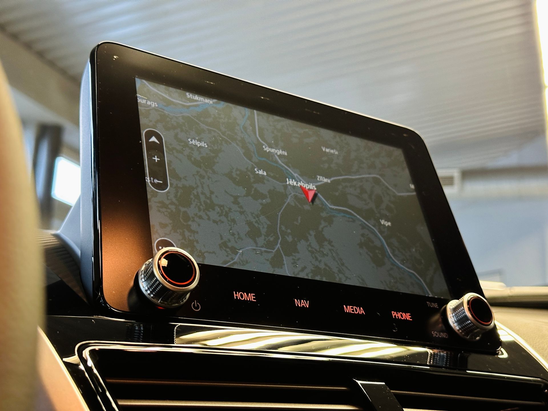 Automašīnas radio ar karti uz ekrāna