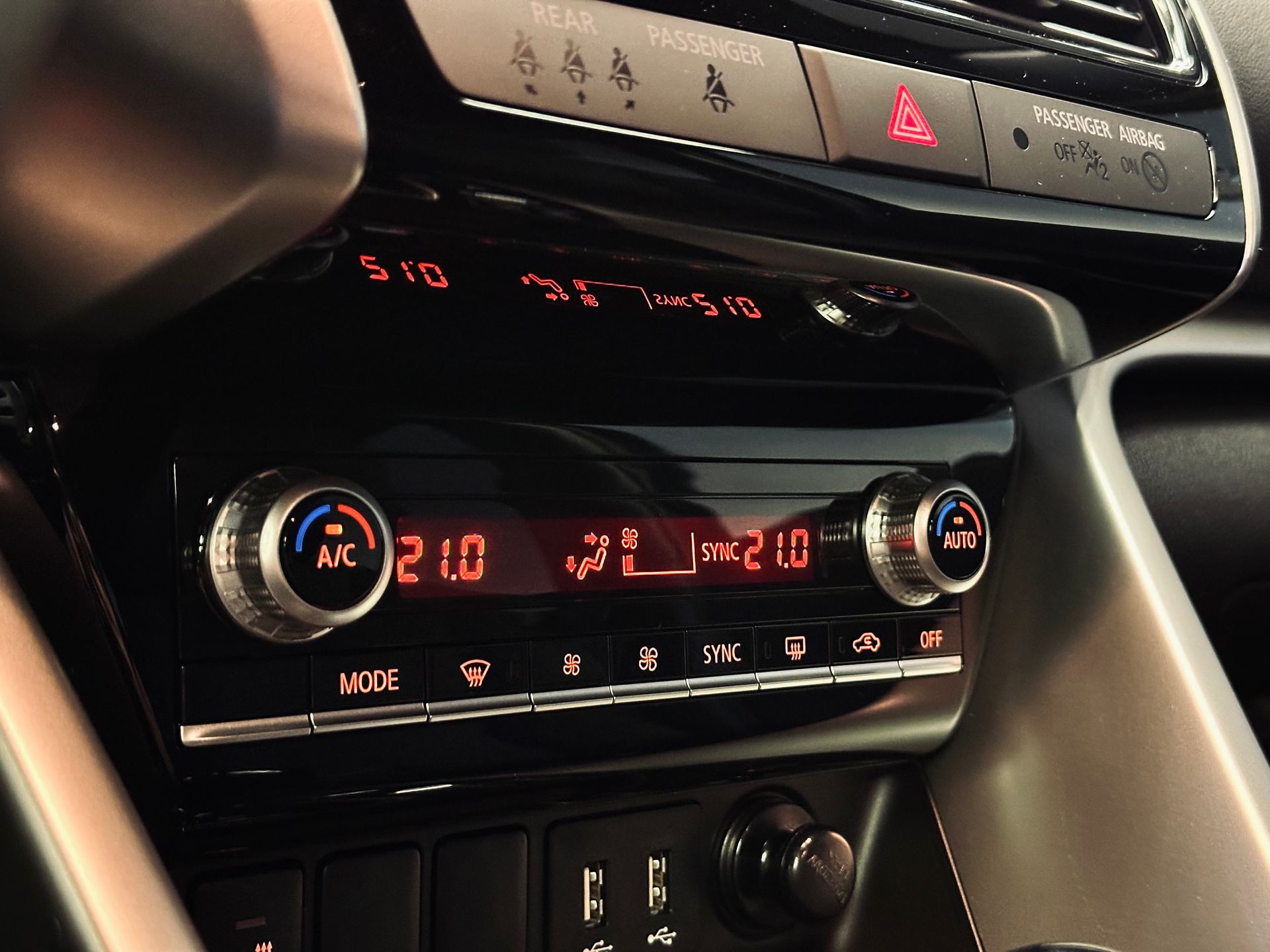 Automašīnas klimata kontroles tuvplāns ar temperatūru 32,0